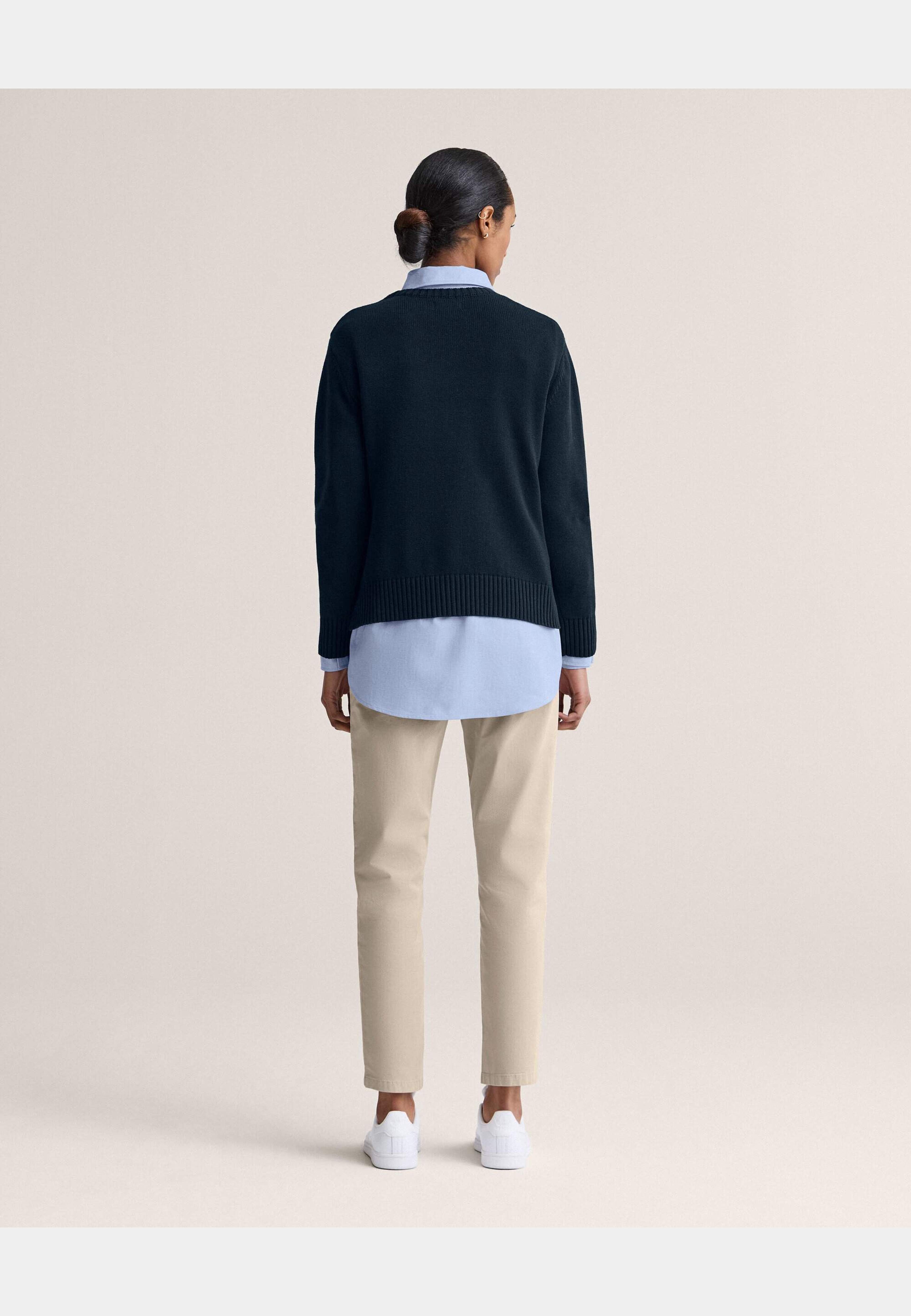 Roe Sweater, från Newhouse, i färgen marinblå. Klicka för att öppna bilden i stort format