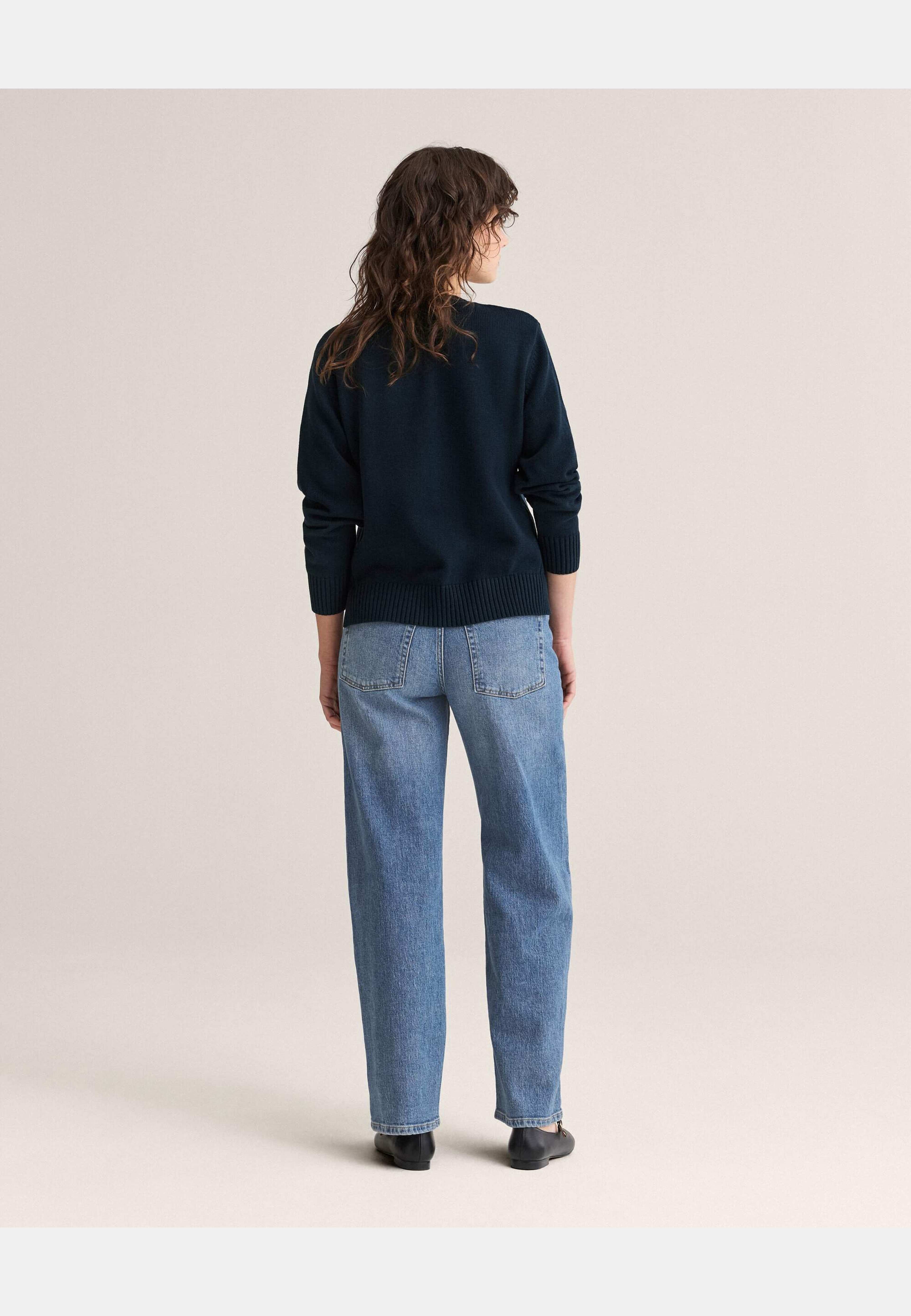 Roe Sweater, från Newhouse, i färgen marinblå. Klicka för att öppna bilden i stort format