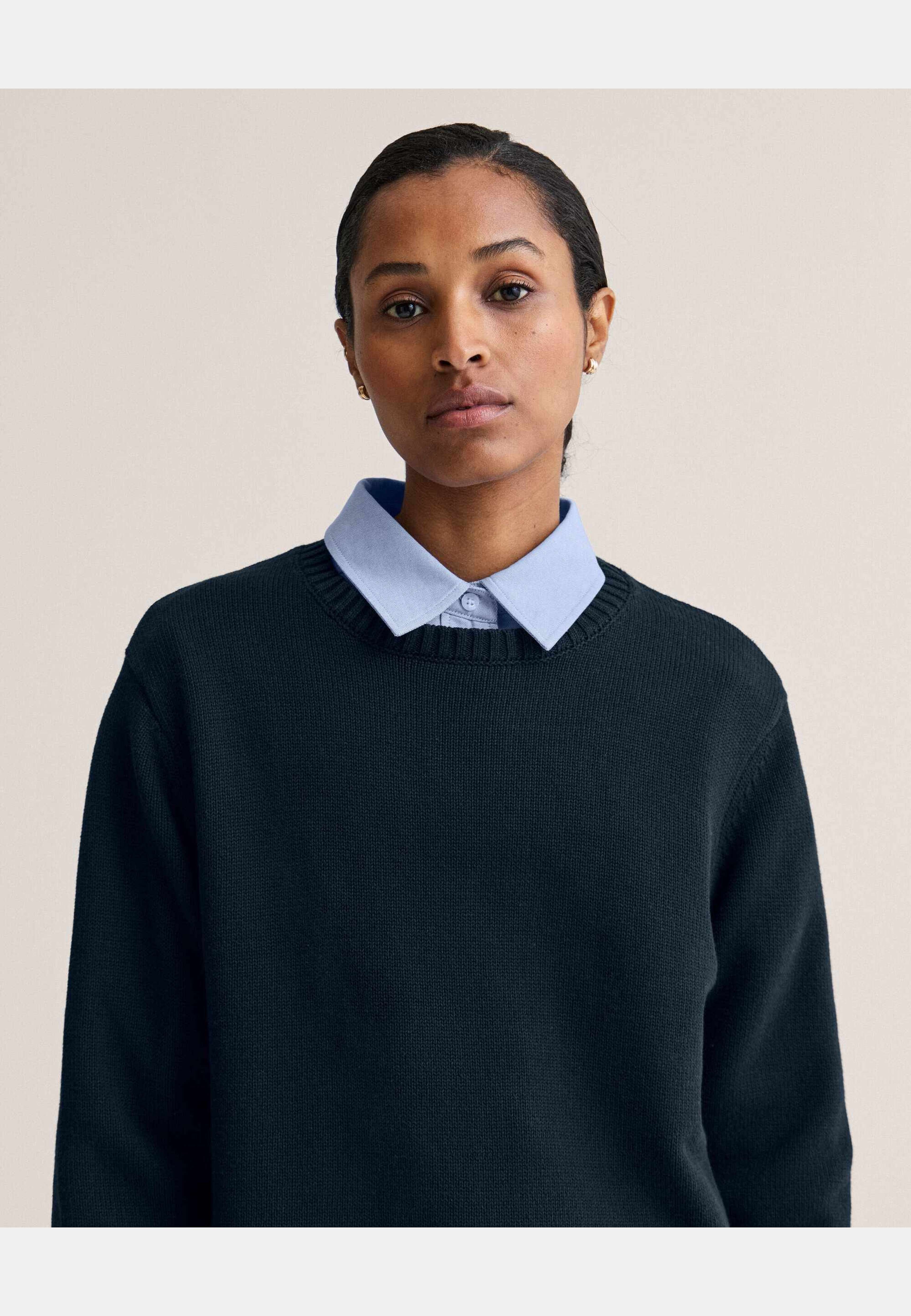 Roe Sweater, från Newhouse, i färgen marinblå. Klicka för att öppna bilden i stort format