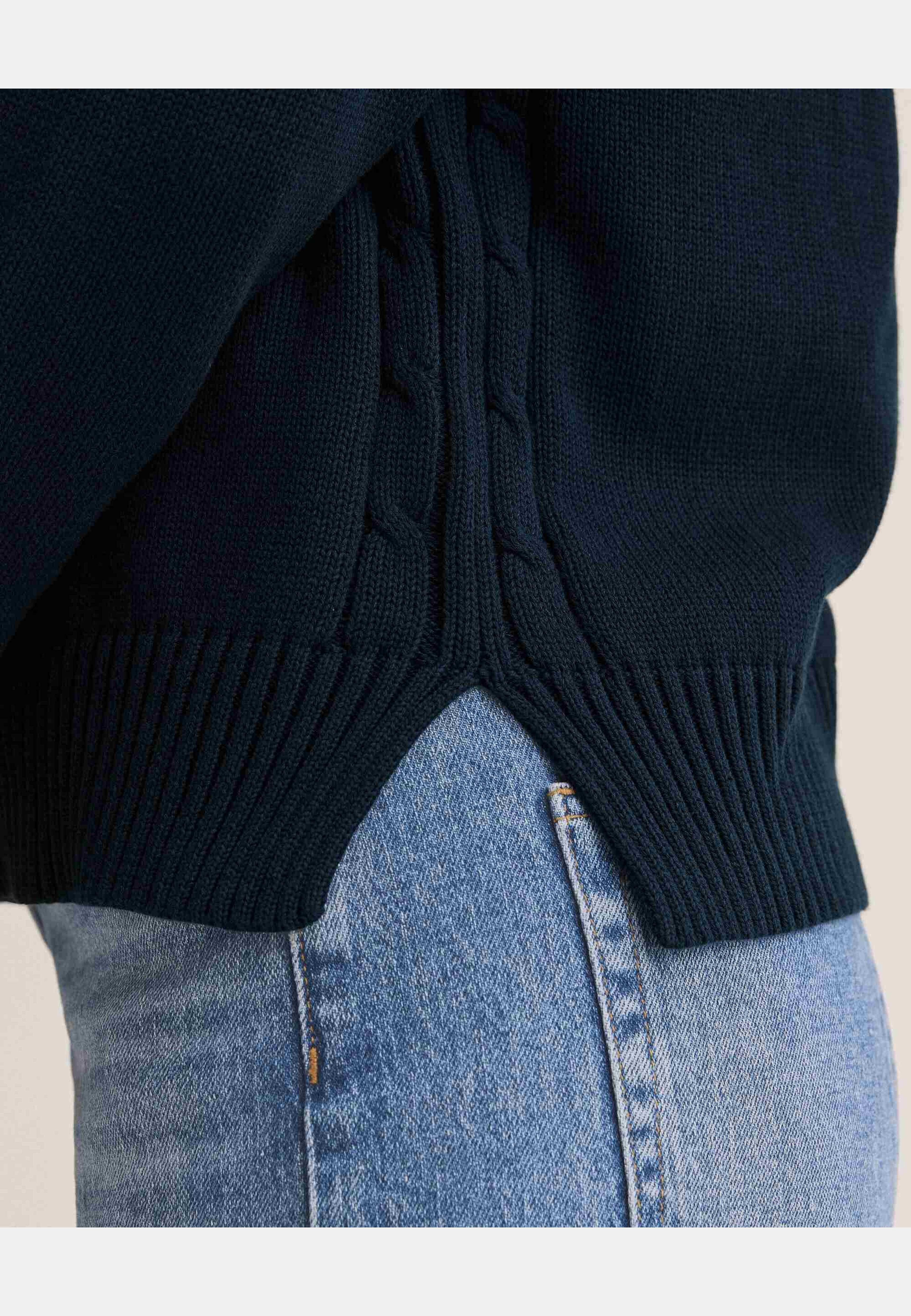 Roe Sweater, från Newhouse, i färgen marinblå. Klicka för att öppna bilden i stort format