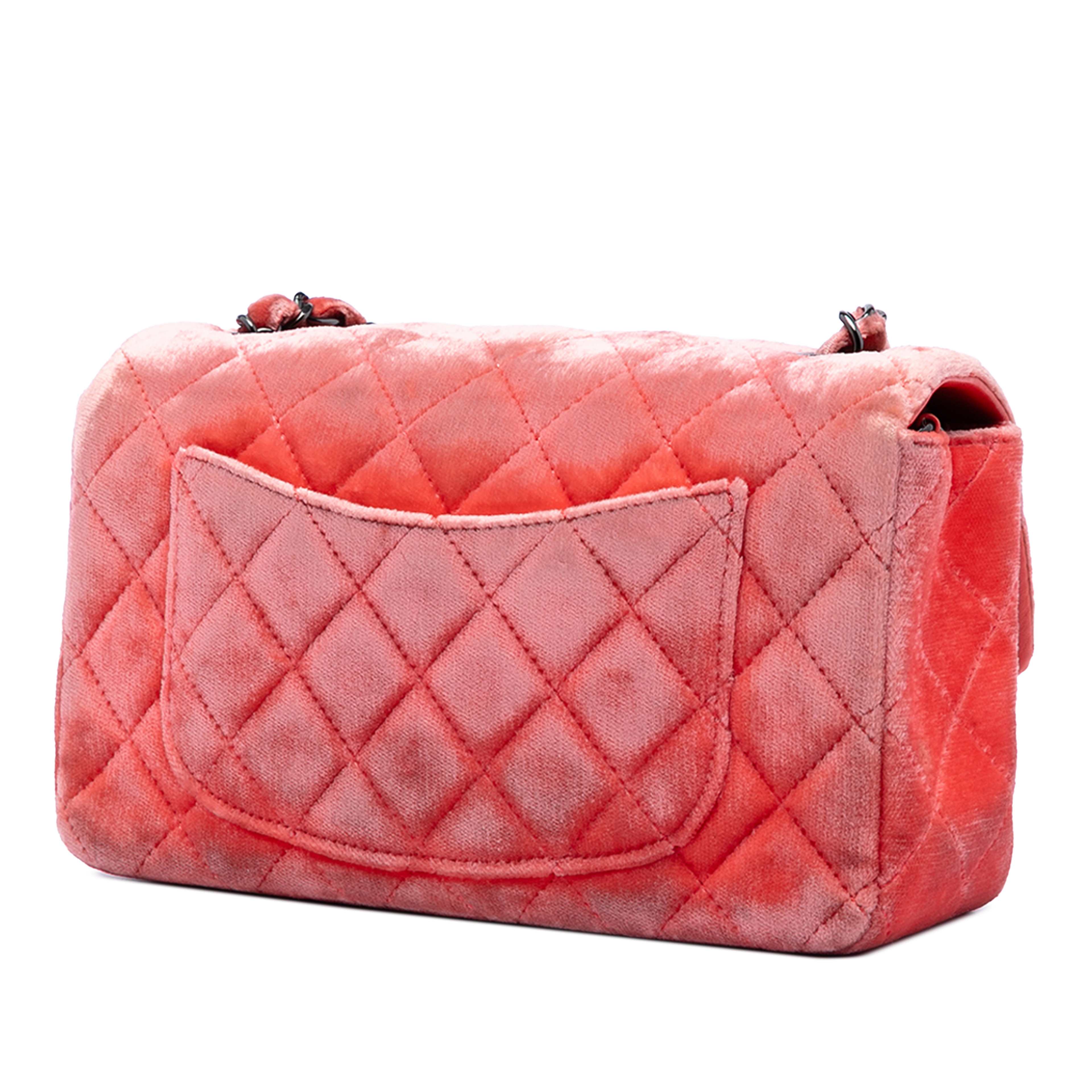 Chanel Mini Rectangular Classic Velvet Single Flap, från Luxclusif, i färgen peach. Klicka för att öppna bilden i stort format