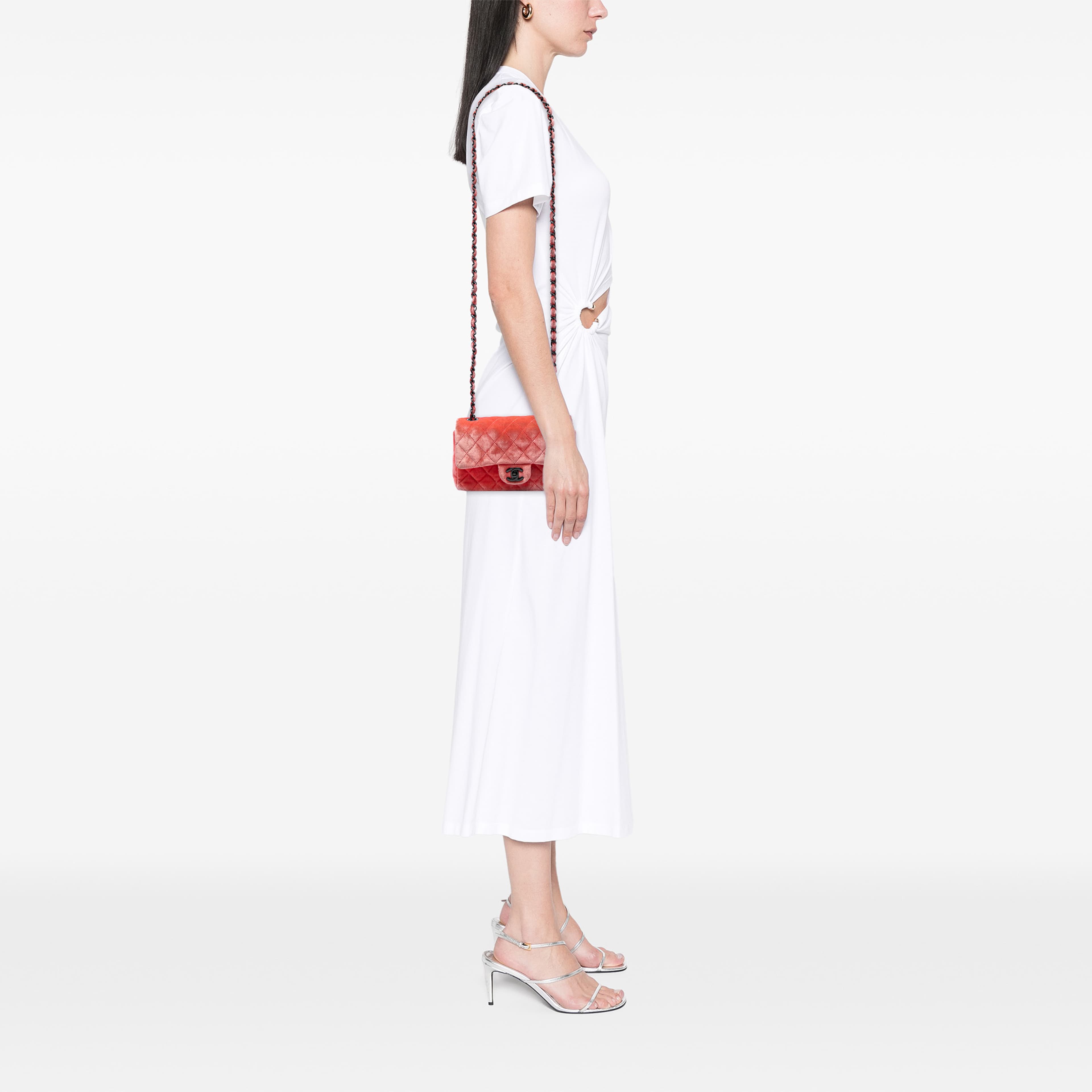 Chanel Mini Rectangular Classic Velvet Single Flap, från Luxclusif, i färgen orange. Klicka för att öppna bilden i stort format
