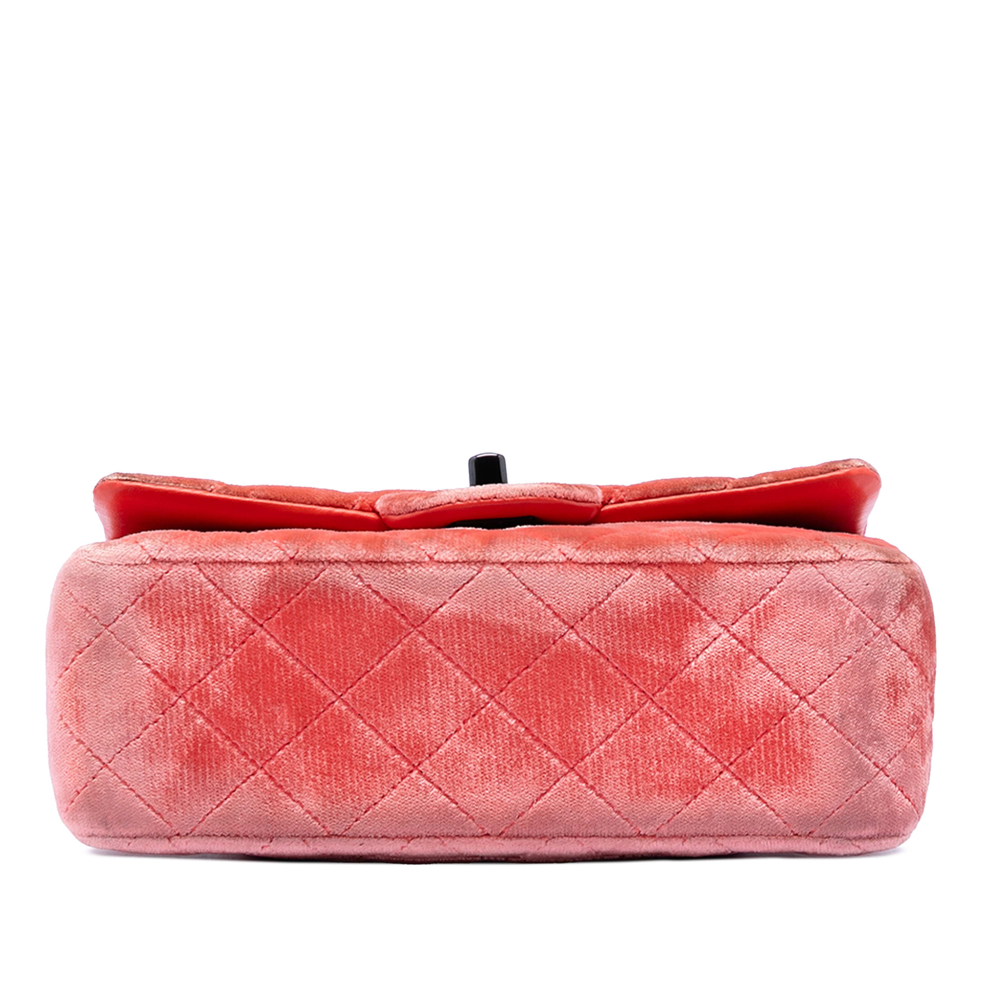Chanel Mini Rectangular Classic Velvet Single Flap, från Luxclusif, i färgen peach. Klicka för att öppna bilden i stort format