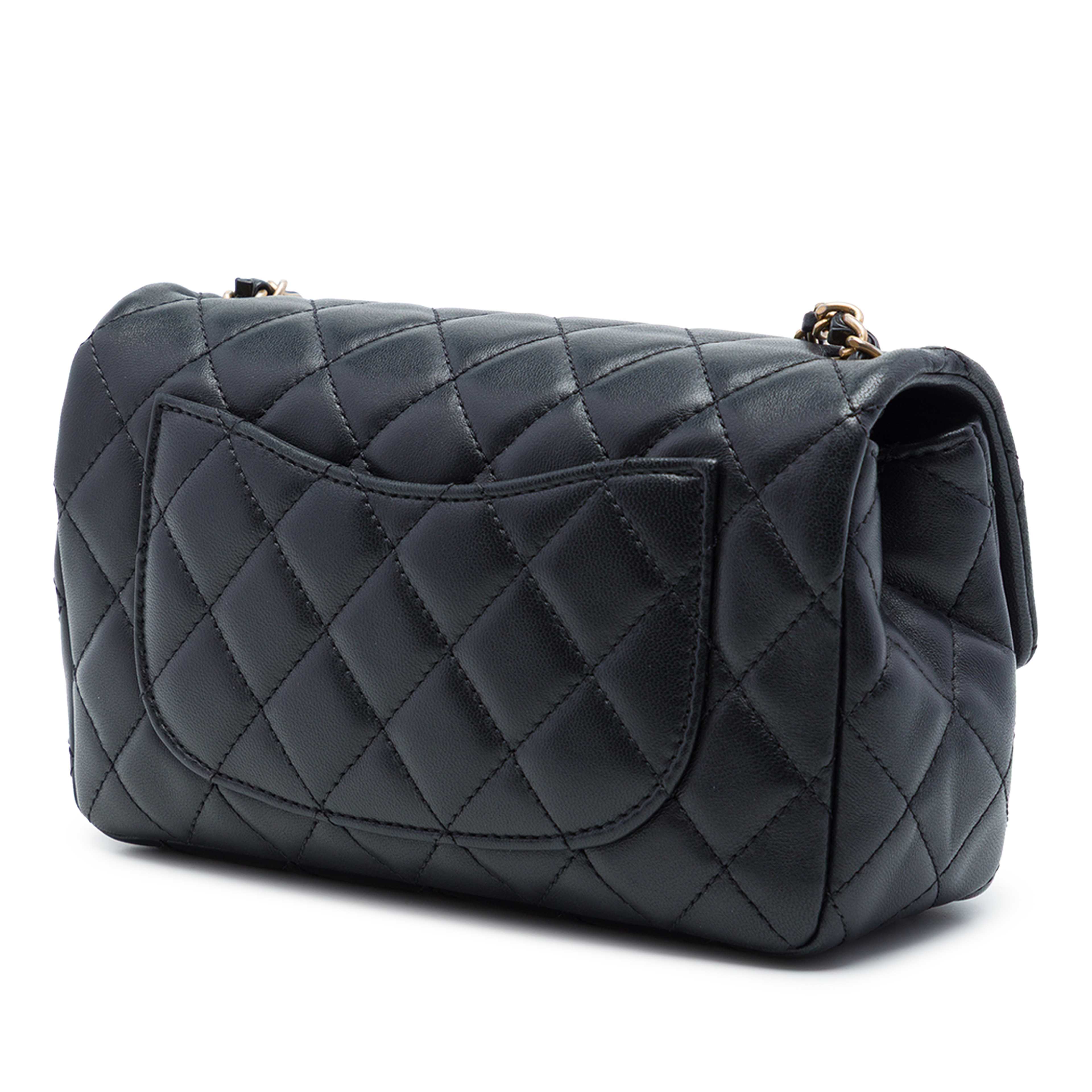 Chanel Mini Rectangular Classic Lambskin Romance Single Flap, från Luxclusif, i färgen svart. Klicka för att öppna bilden i stort format