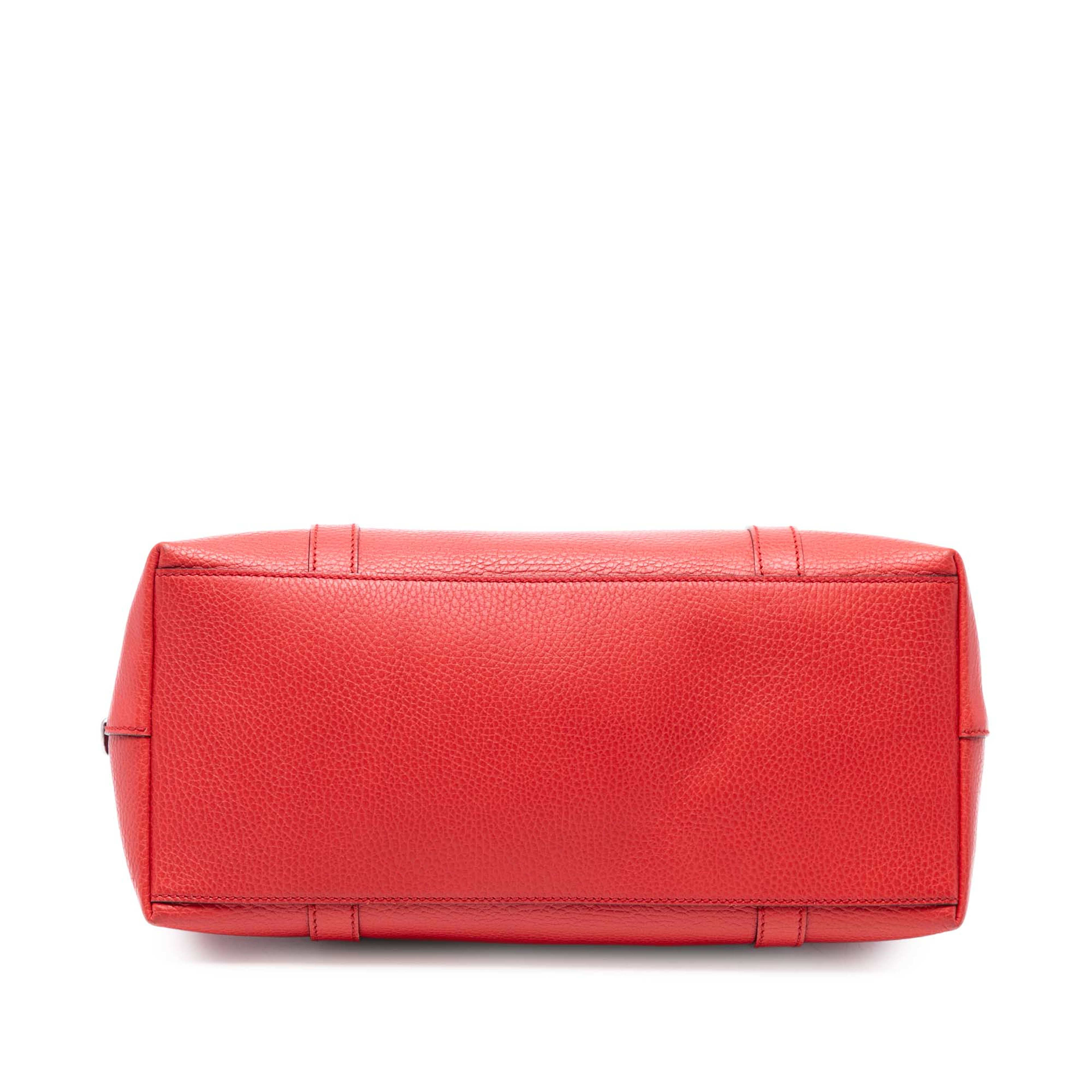 Gucci Leather Gg Charm Dome Satchel, från Luxclusif, i färgen red. Klicka för att öppna bilden i stort format