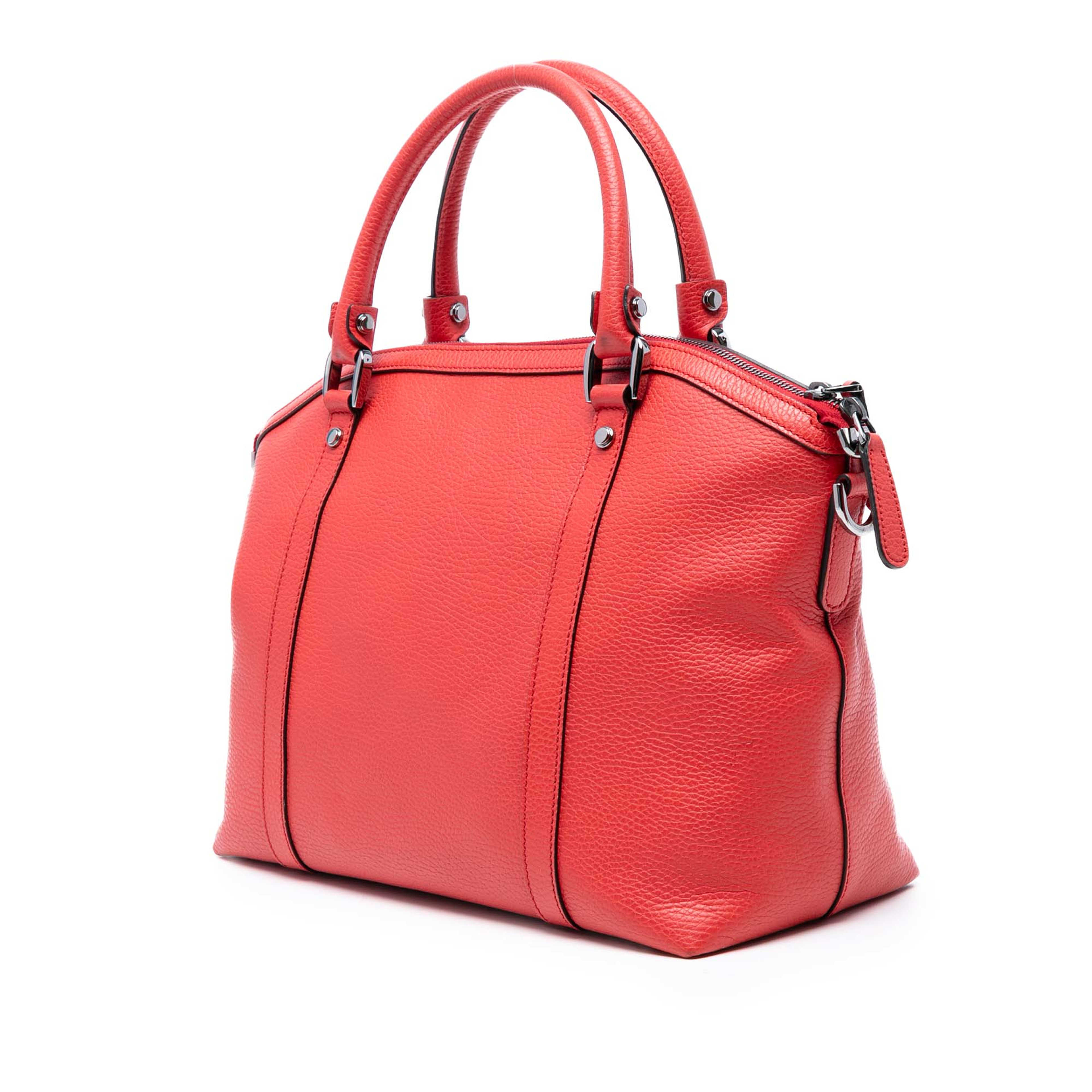 Gucci Leather Gg Charm Dome Satchel, från Luxclusif, i färgen red. Klicka för att öppna bilden i stort format