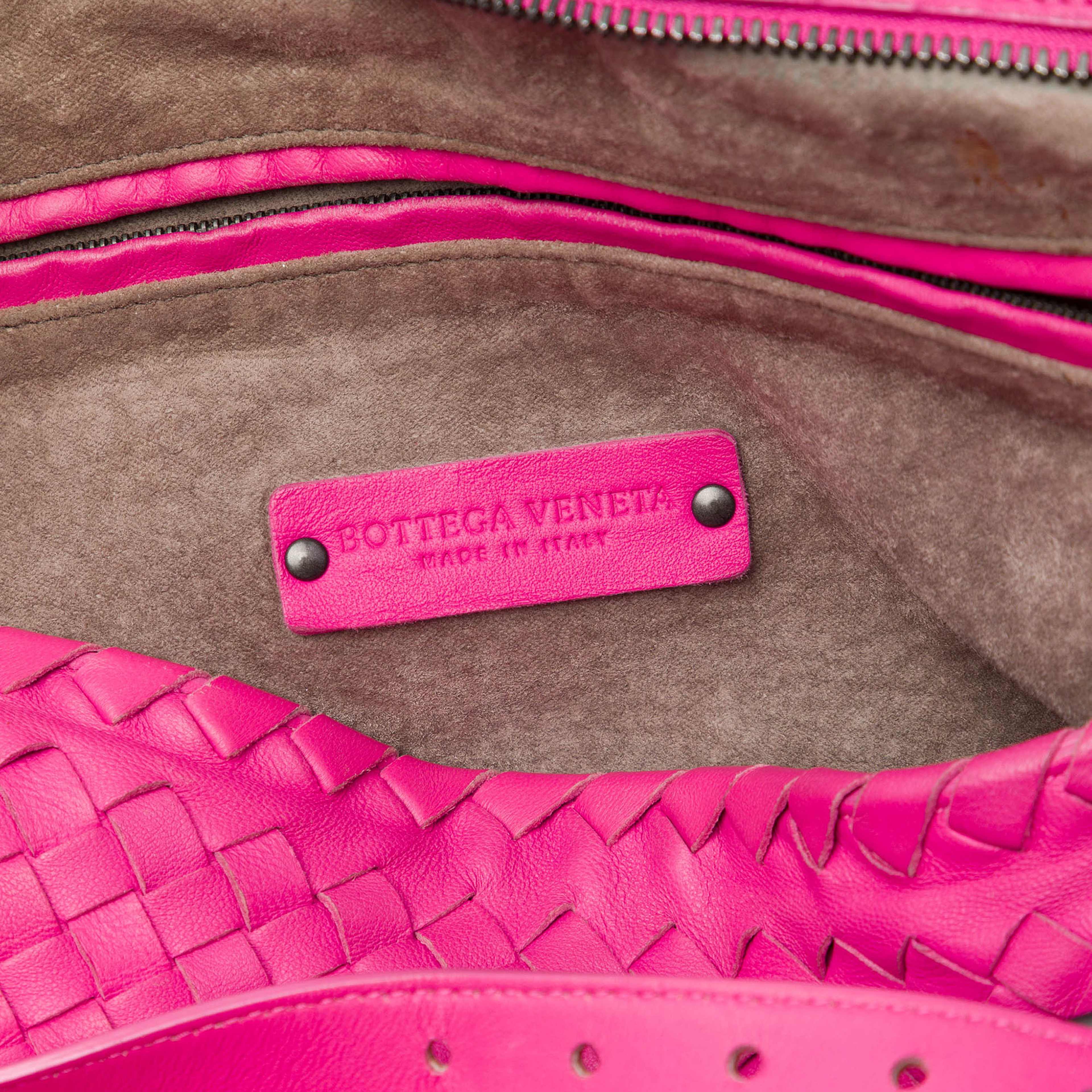 Bottega Veneta Nappa Intrecciato Belted Zip Frame Shoulder Bag, från Luxclusif, i färgen rosa. Klicka för att öppna bilden i stort format