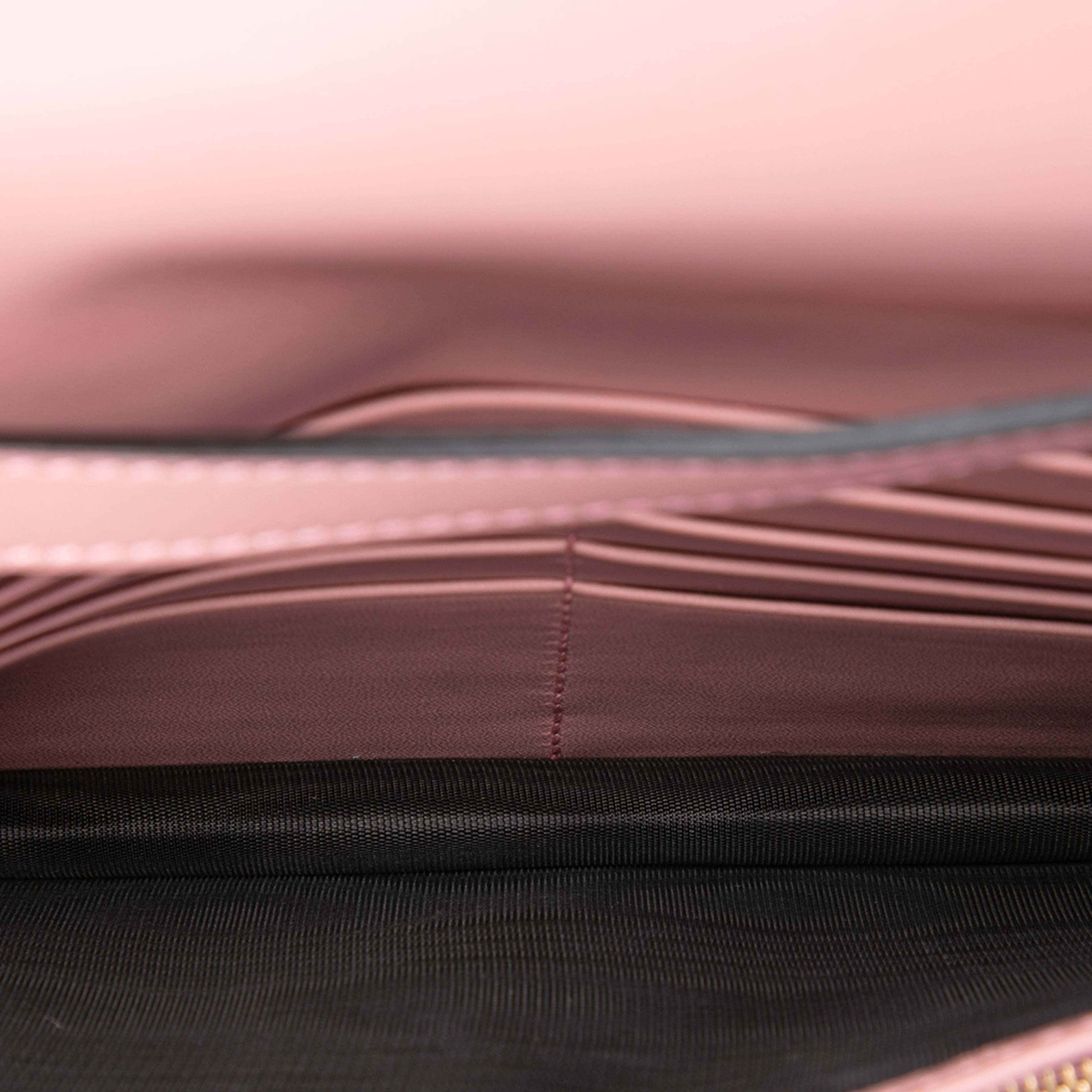 Gucci Microguccissima Wallet On Strap, från Luxclusif, i färgen pink. Klicka för att öppna bilden i stort format