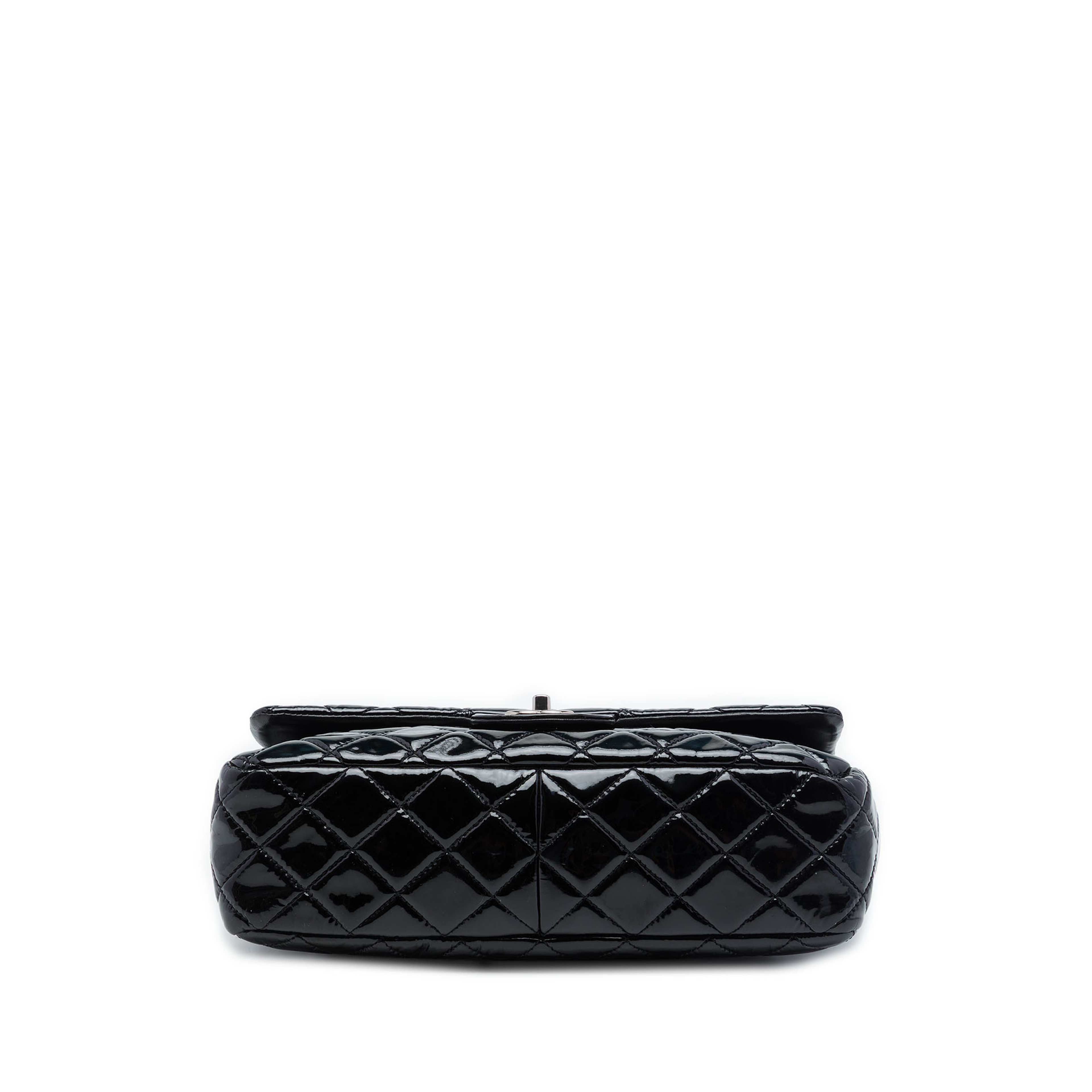 Chanel Jumbo Classic Patent Single Flap, från Luxclusif, i färgen svart. Klicka för att öppna bilden i stort format