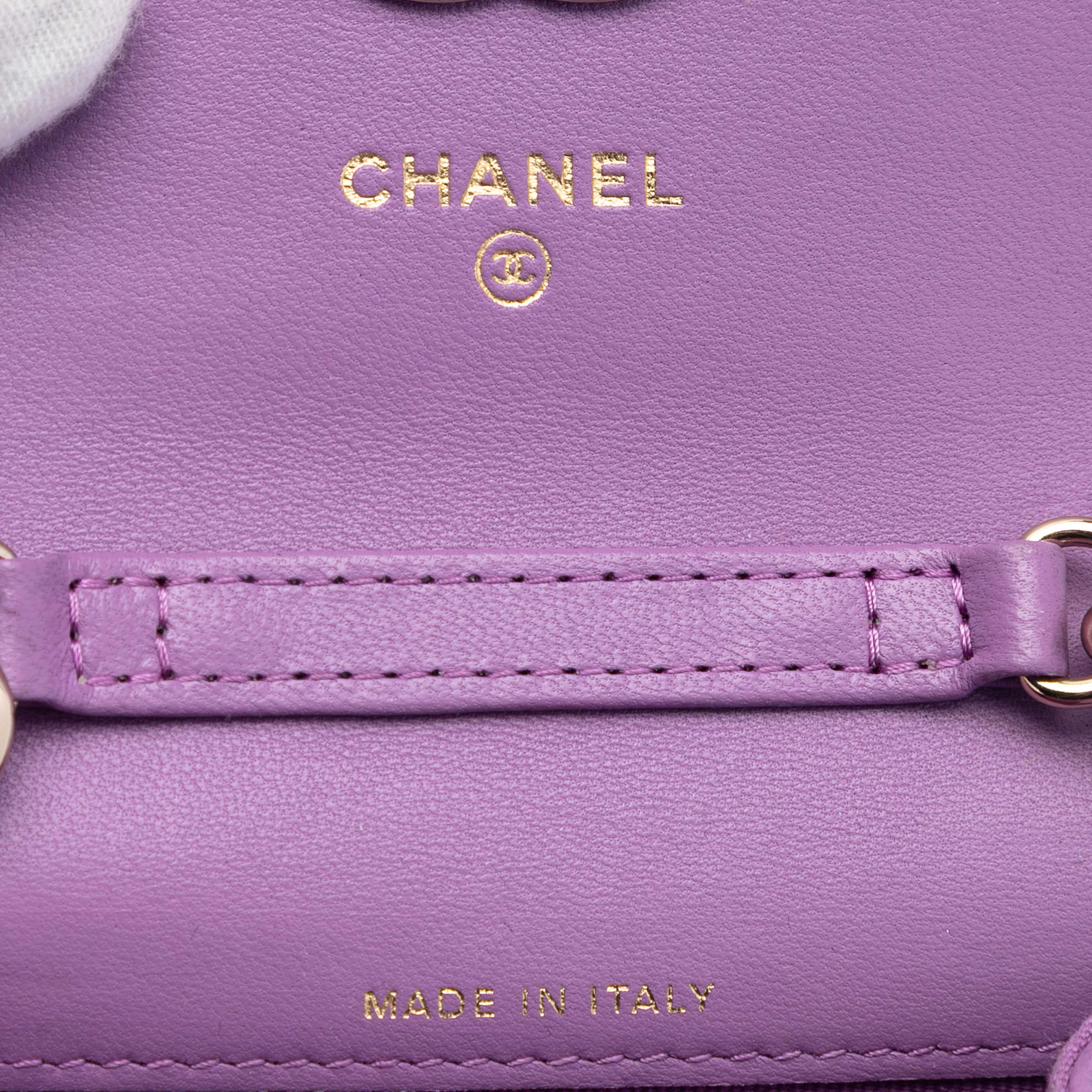Chanel Cc Quilted Lambskin Coco Card Holder On Chain, från Luxclusif, i färgen purple. Klicka för att öppna bilden i stort format