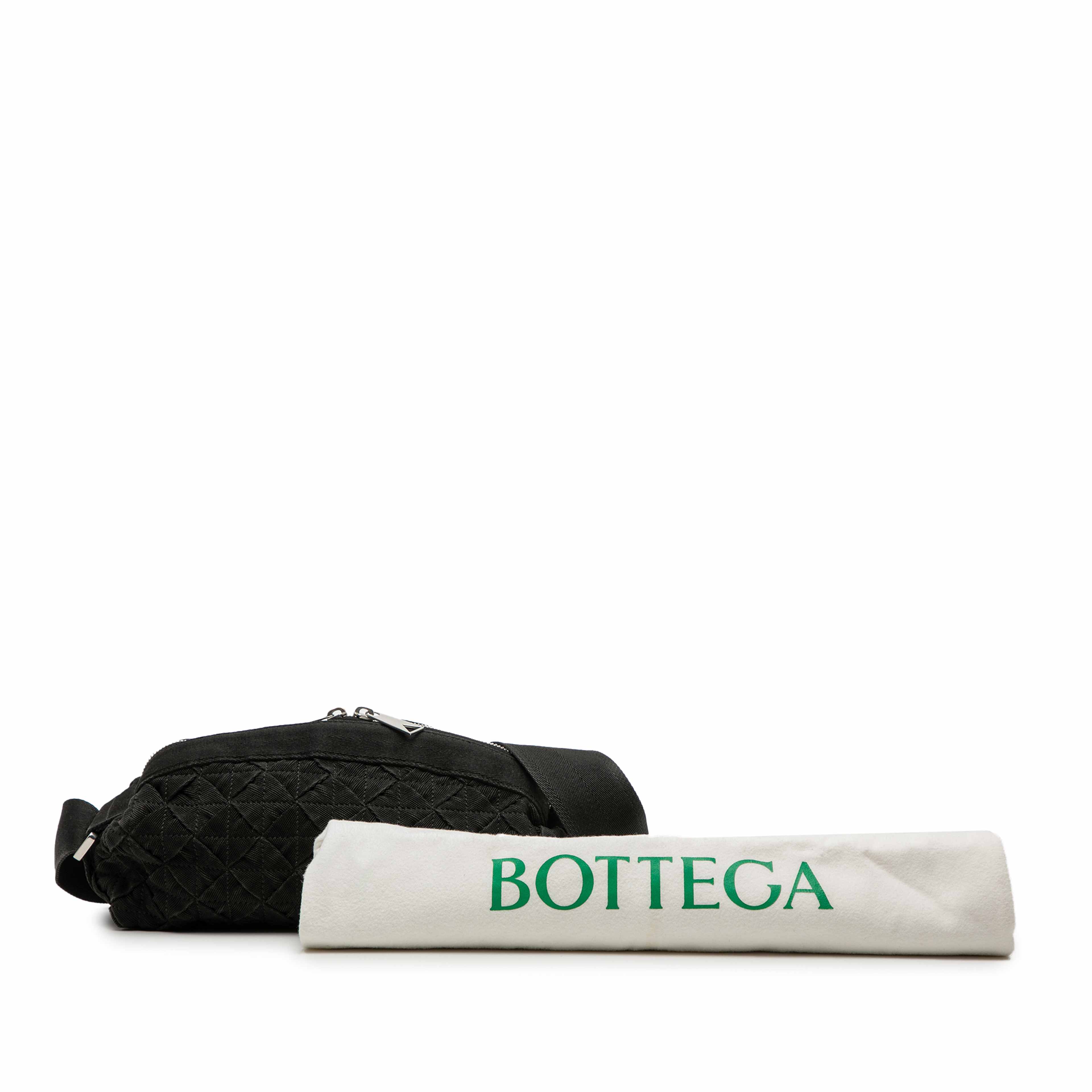 Bottega Veneta Canvas Intrecciato Webbing Belt Bag, från Luxclusif, i färgen svart. Klicka för att öppna bilden i stort format