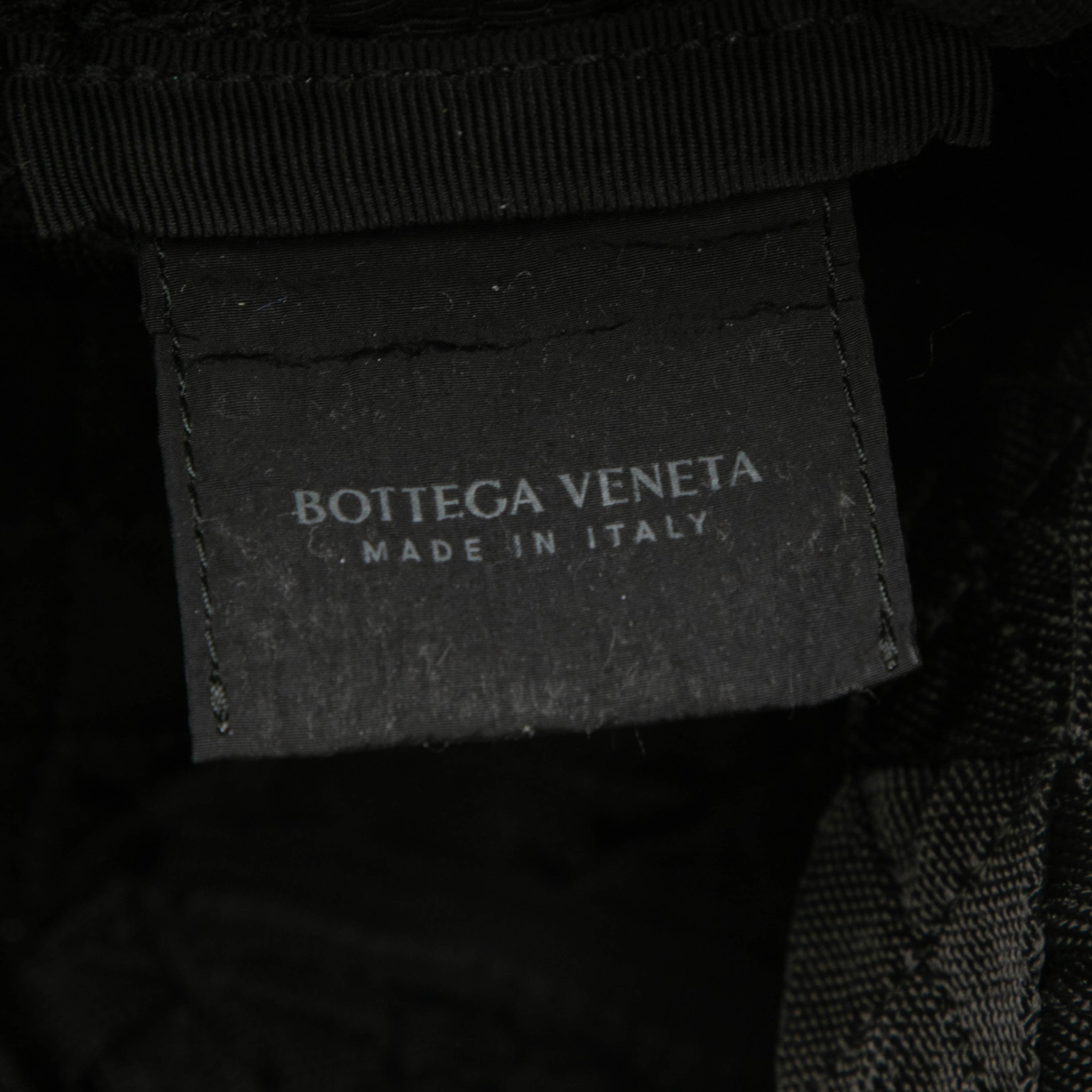 Bottega Veneta Canvas Intrecciato Webbing Belt Bag, från Luxclusif, i färgen black. Klicka för att öppna bilden i stort format