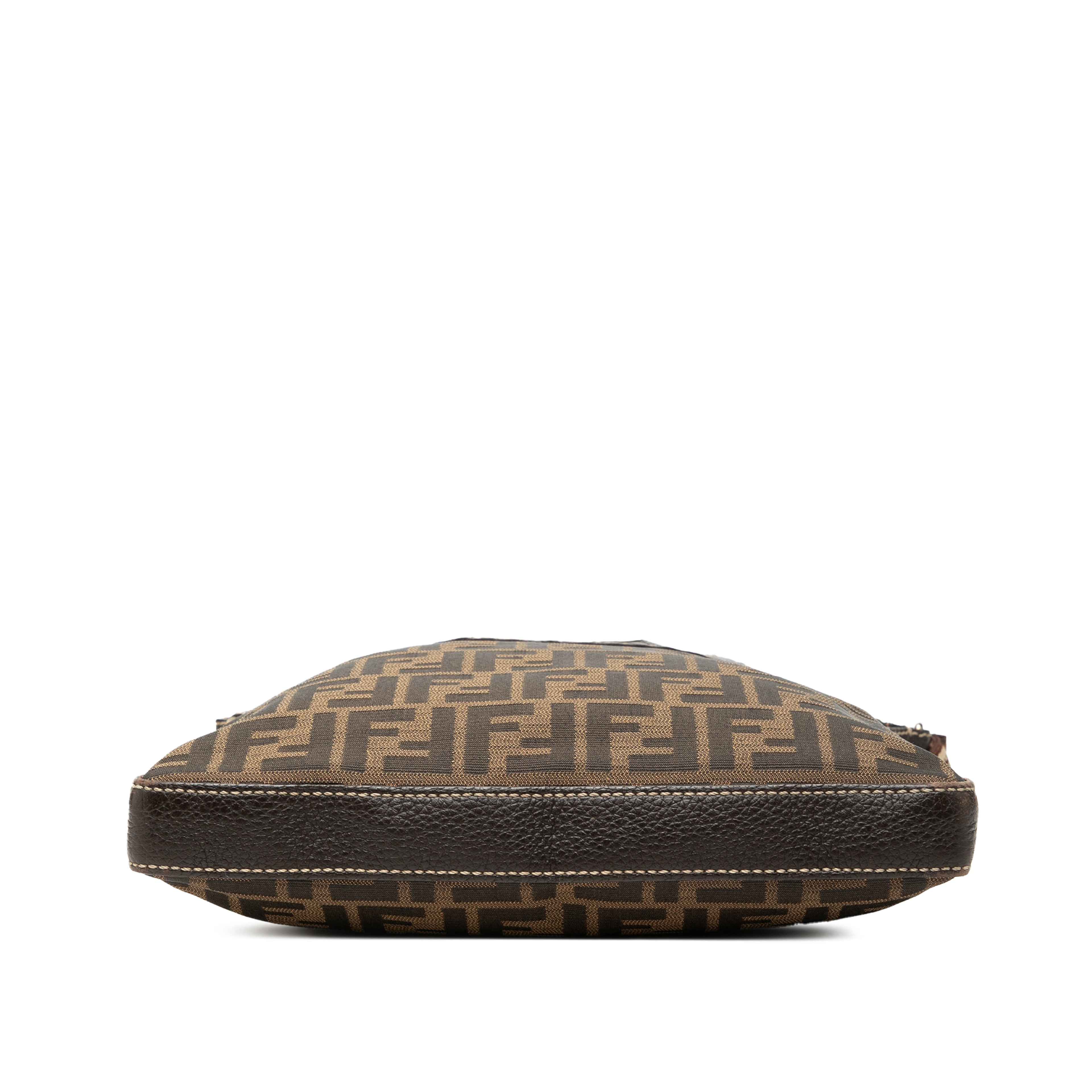 Fendi Zucca Canvas Selleria Crossbody, från Luxclusif, i färgen brun. Klicka för att öppna bilden i stort format