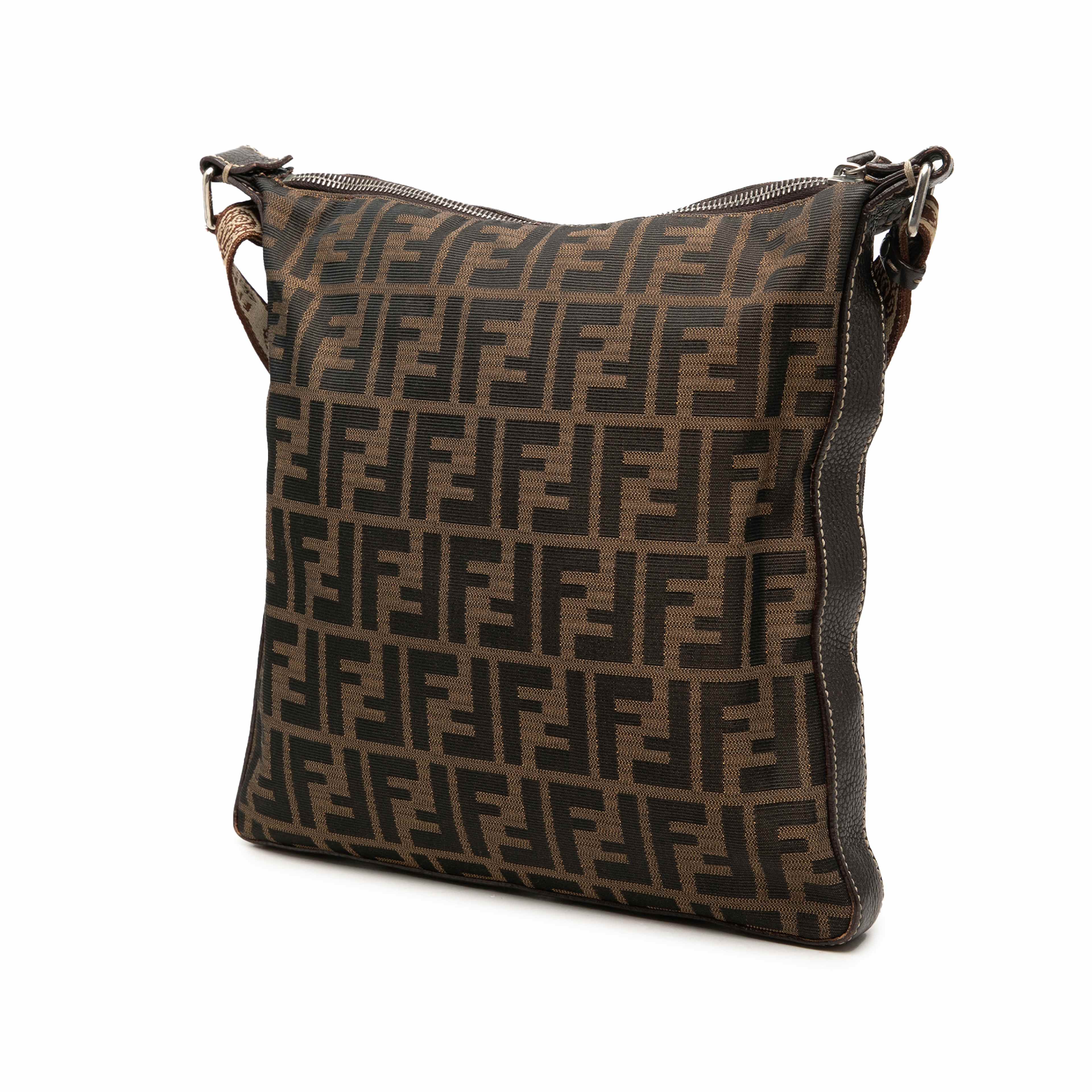 Fendi Zucca Canvas Selleria Crossbody, från Luxclusif, i färgen brun. Klicka för att öppna bilden i stort format