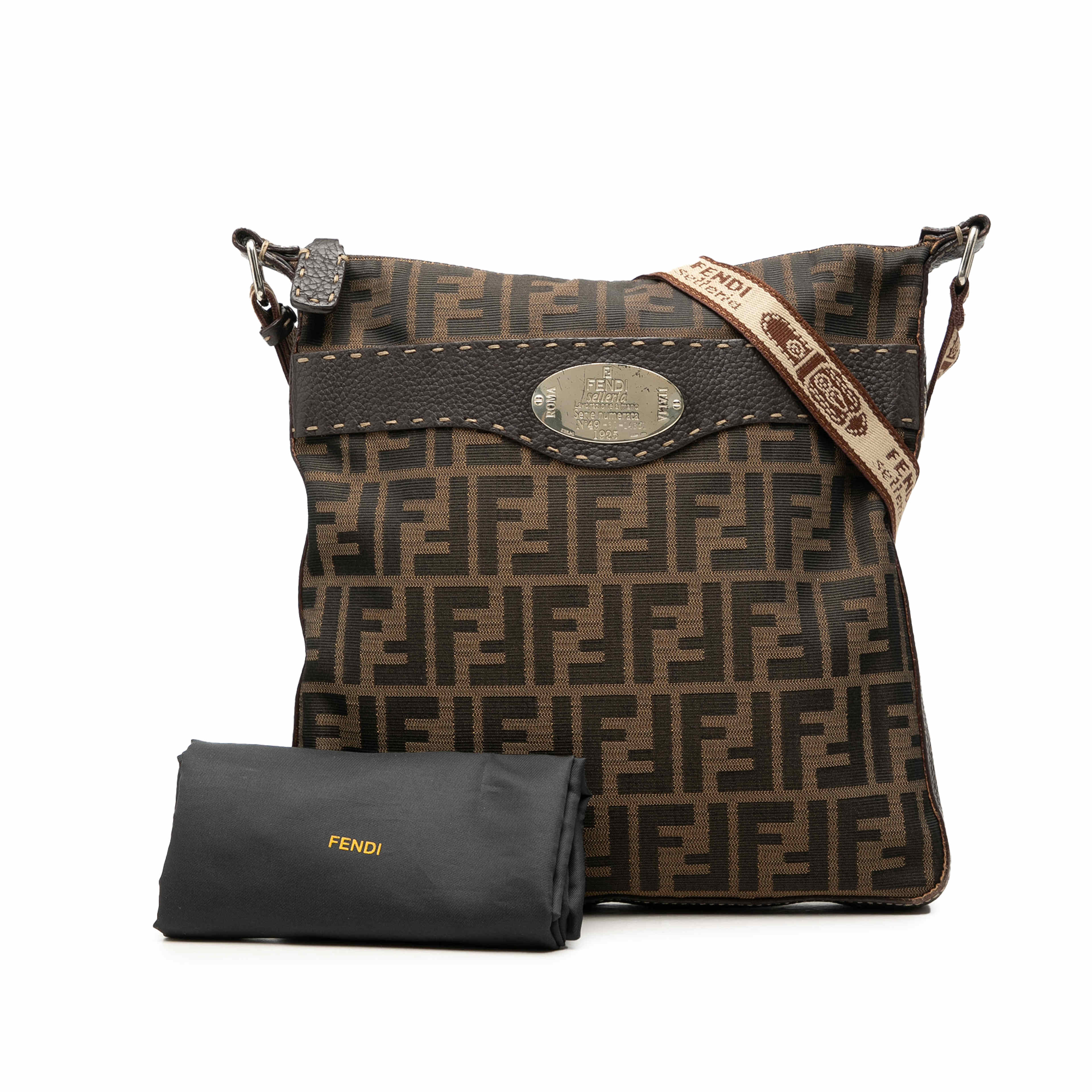 Fendi Zucca Canvas Selleria Crossbody, från Luxclusif, i färgen brun. Klicka för att öppna bilden i stort format