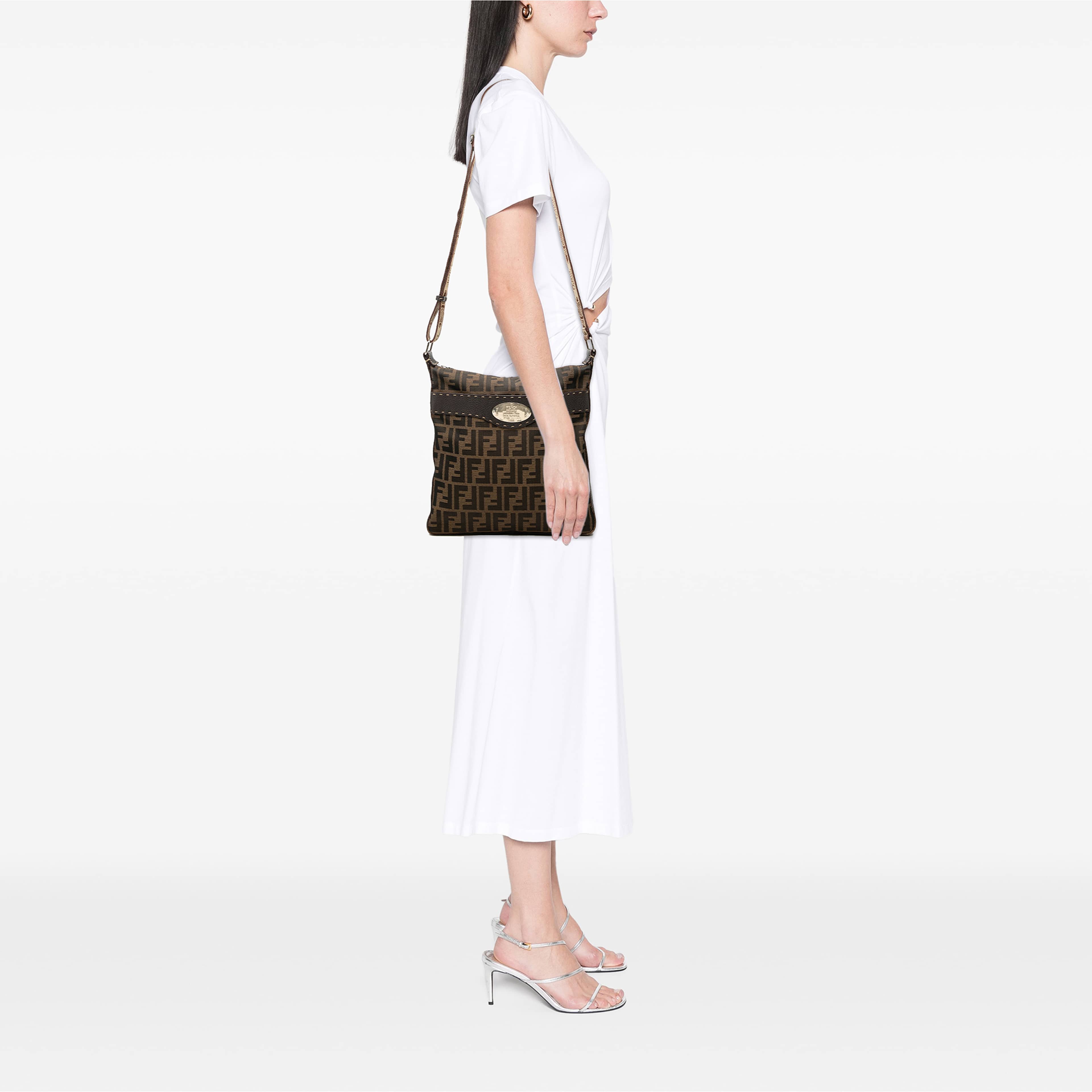 Fendi Zucca Canvas Selleria Crossbody, från Luxclusif, i färgen brun. Klicka för att öppna bilden i stort format