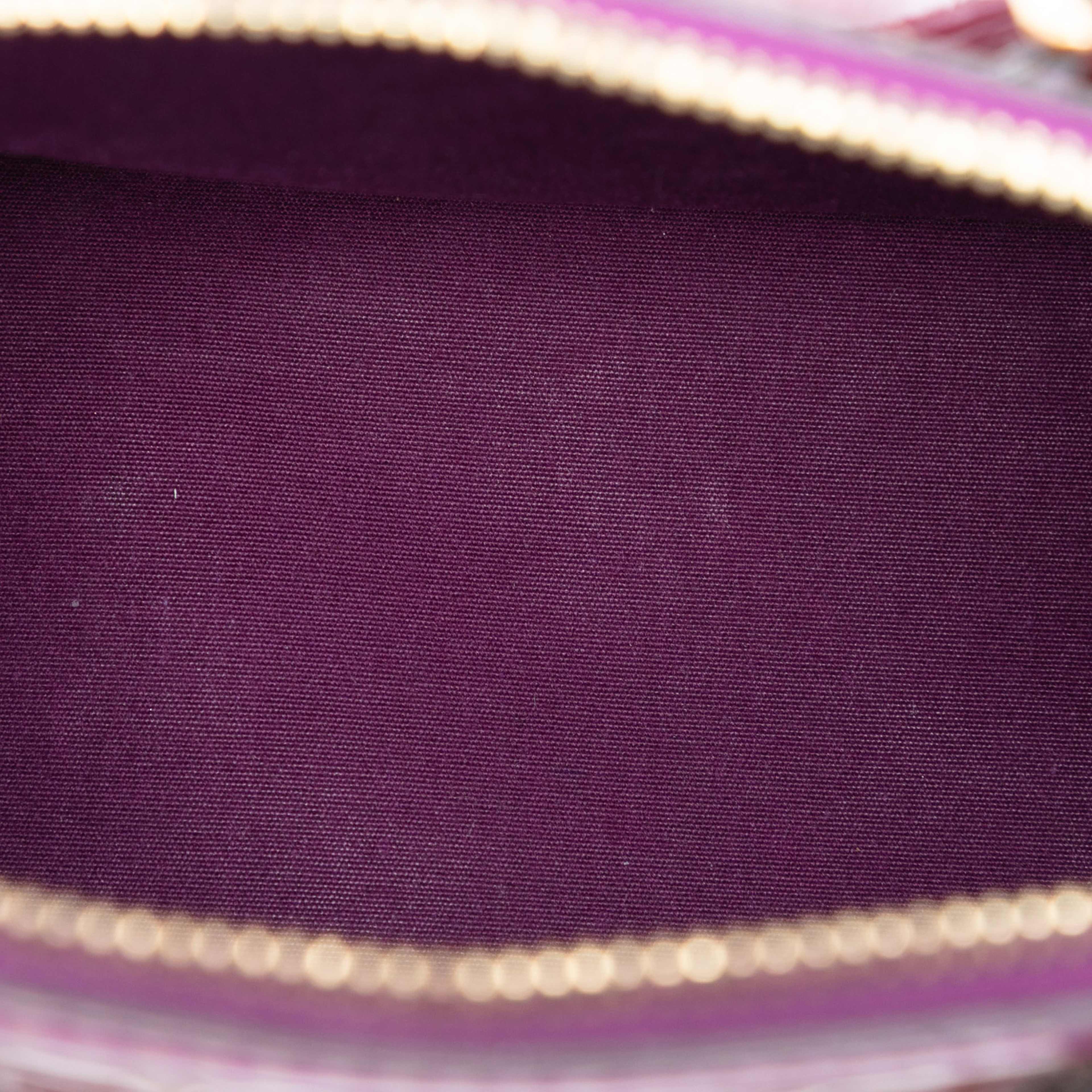 Louis Vuitton Monogram Vernis Alma Bb, från Luxclusif, i färgen magenta. Klicka för att öppna bilden i stort format