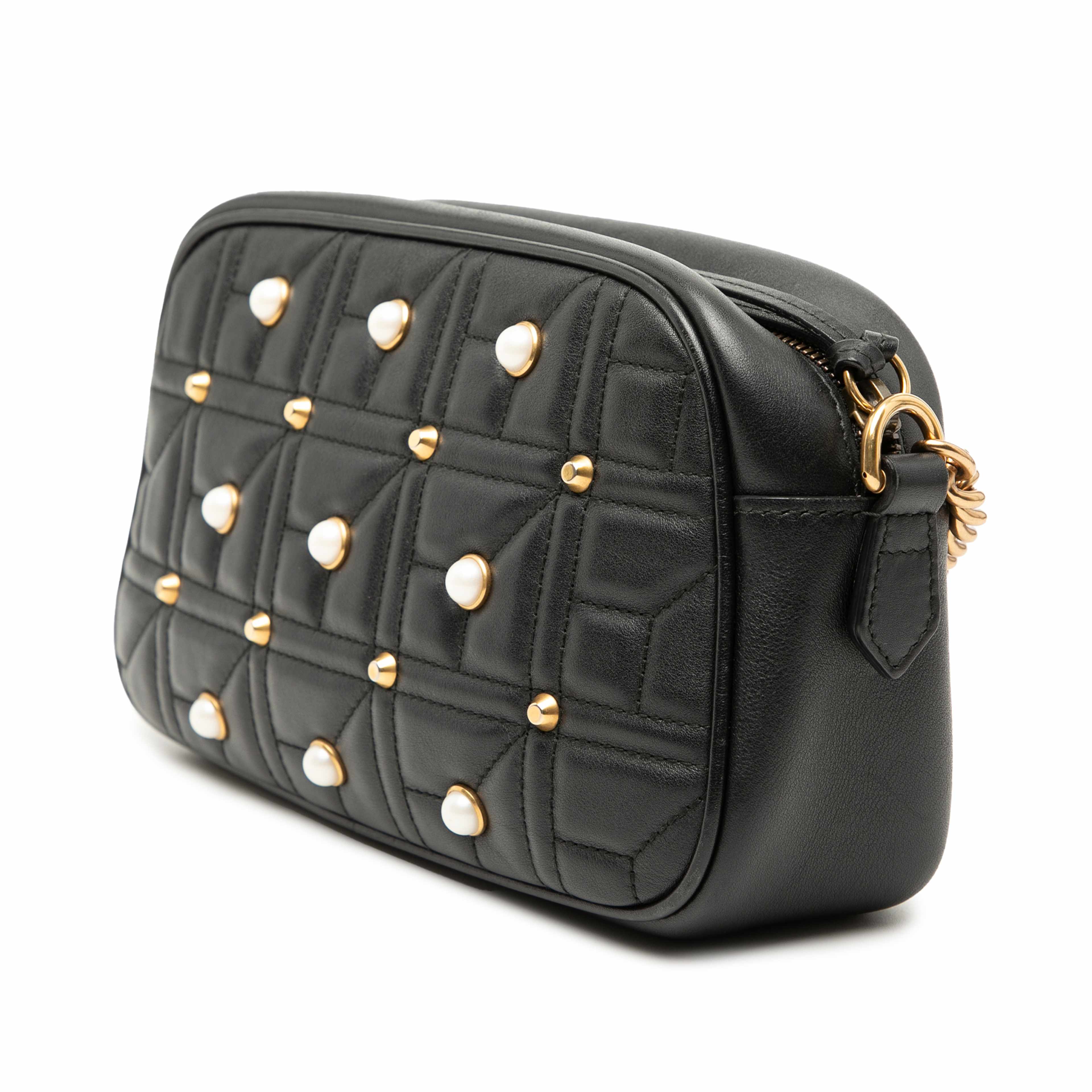 Gucci Small Gg Marmont Matelasse Leather Pearl Studded Crossbody, från Luxclusif, i färgen black. Klicka för att öppna bilden i stort format