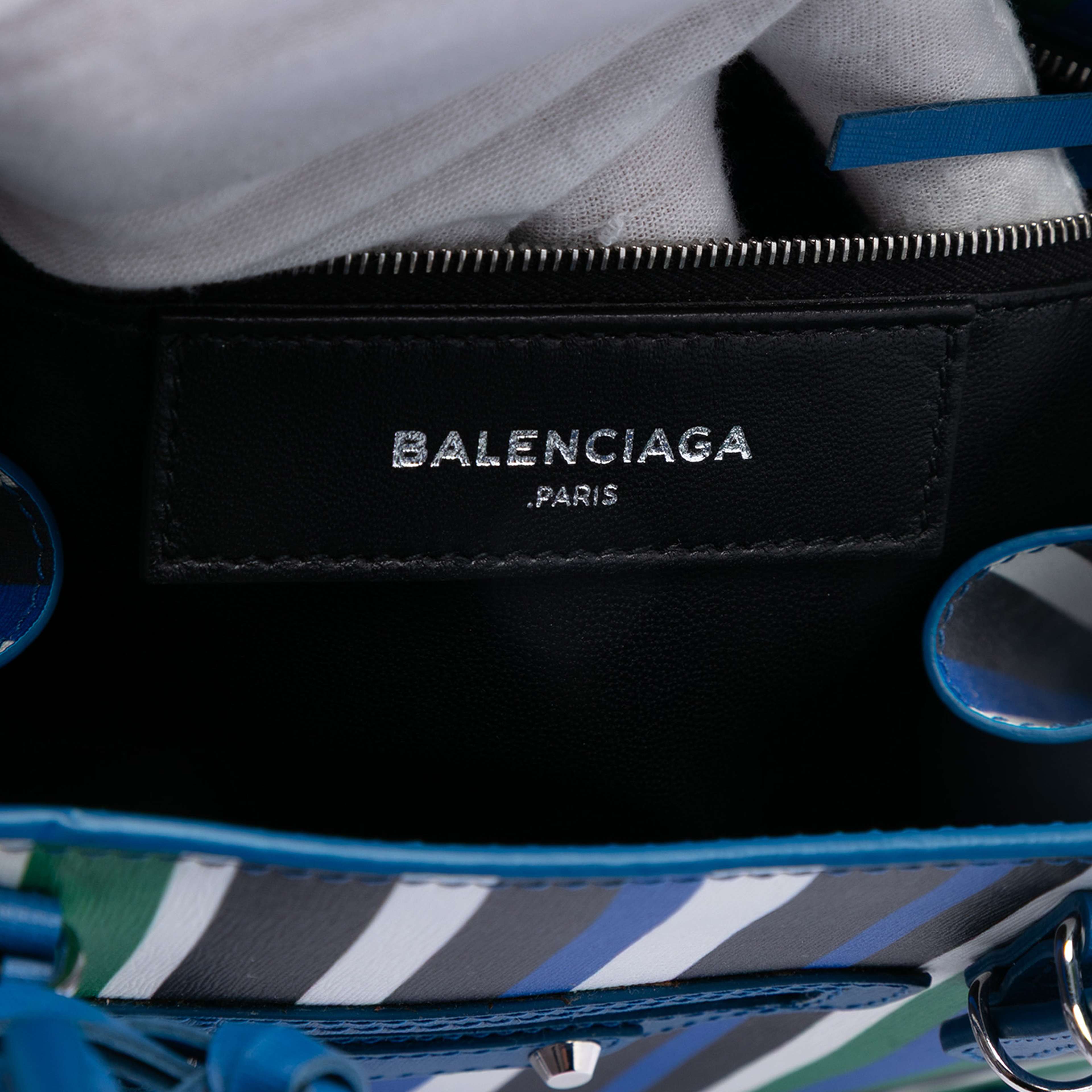 Balenciaga Mini Leather Striped Papier A6 Zip Around Satchel, från Luxclusif, i färgen blue. Klicka för att öppna bilden i stort format