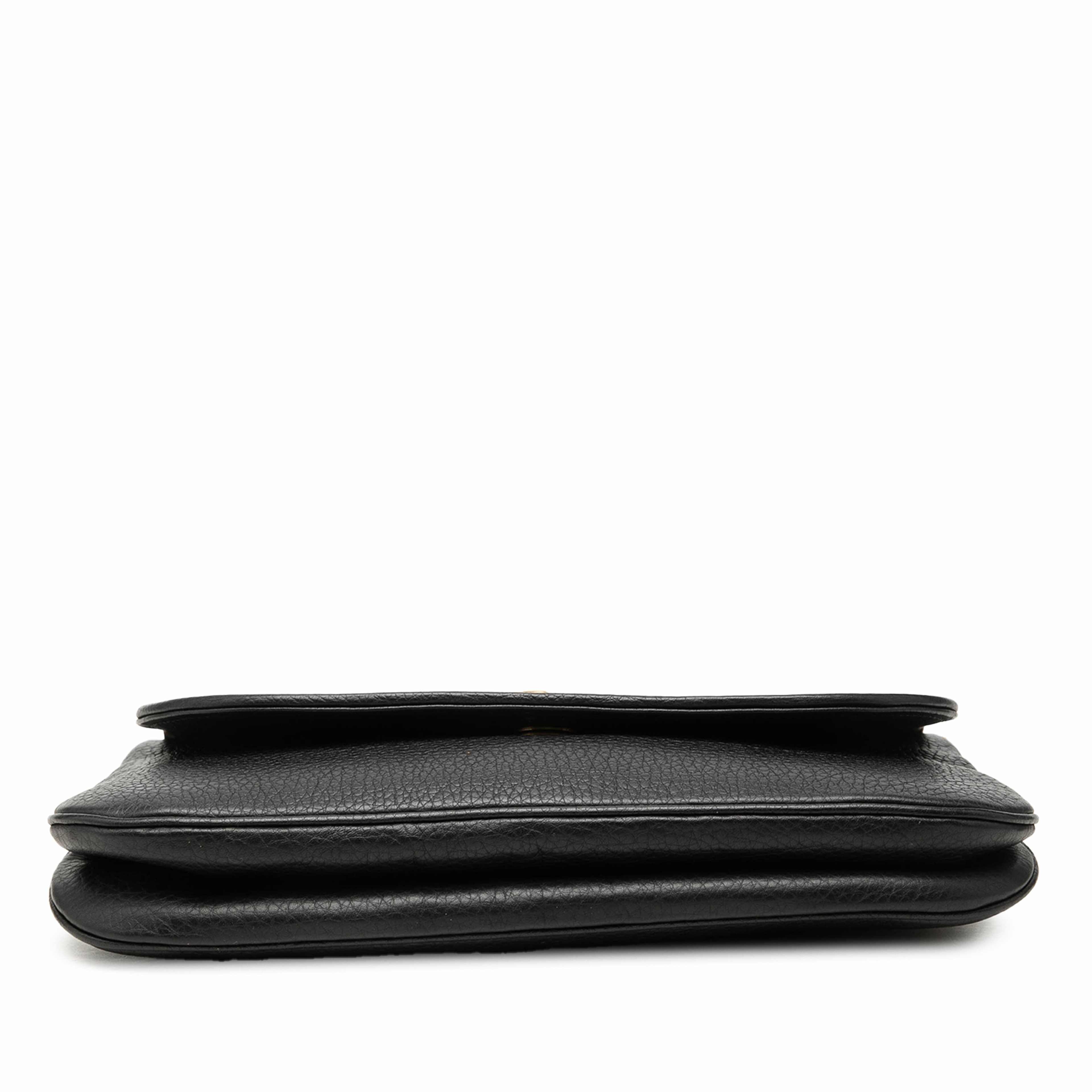 Gucci Medium Calfskin 1973 Chain Shoulder Bag, från Luxclusif, i färgen svart. Klicka för att öppna bilden i stort format