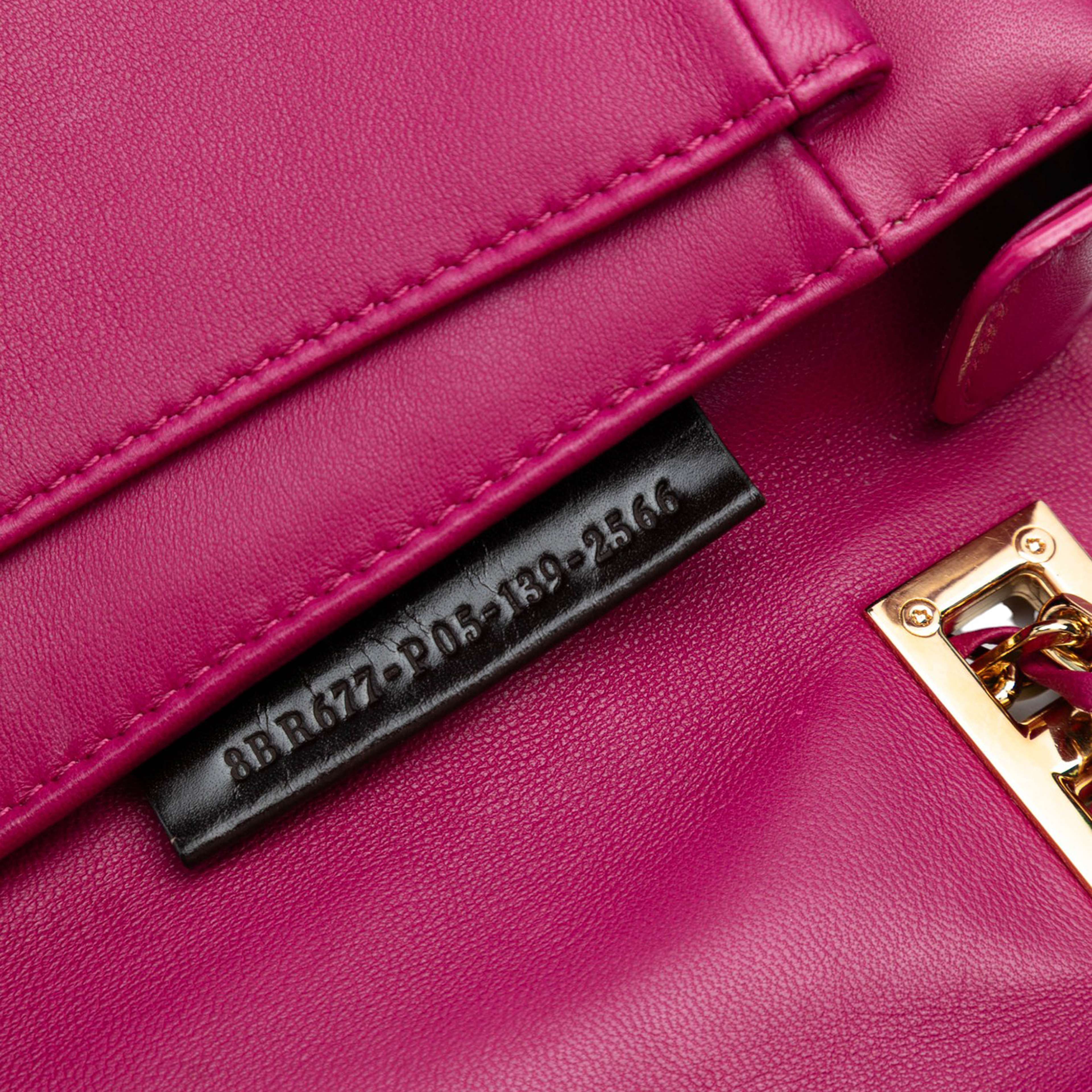 Fendi Nappa Be Baguette Crossbody, från Luxclusif, i färgen dark pink. Klicka för att öppna bilden i stort format