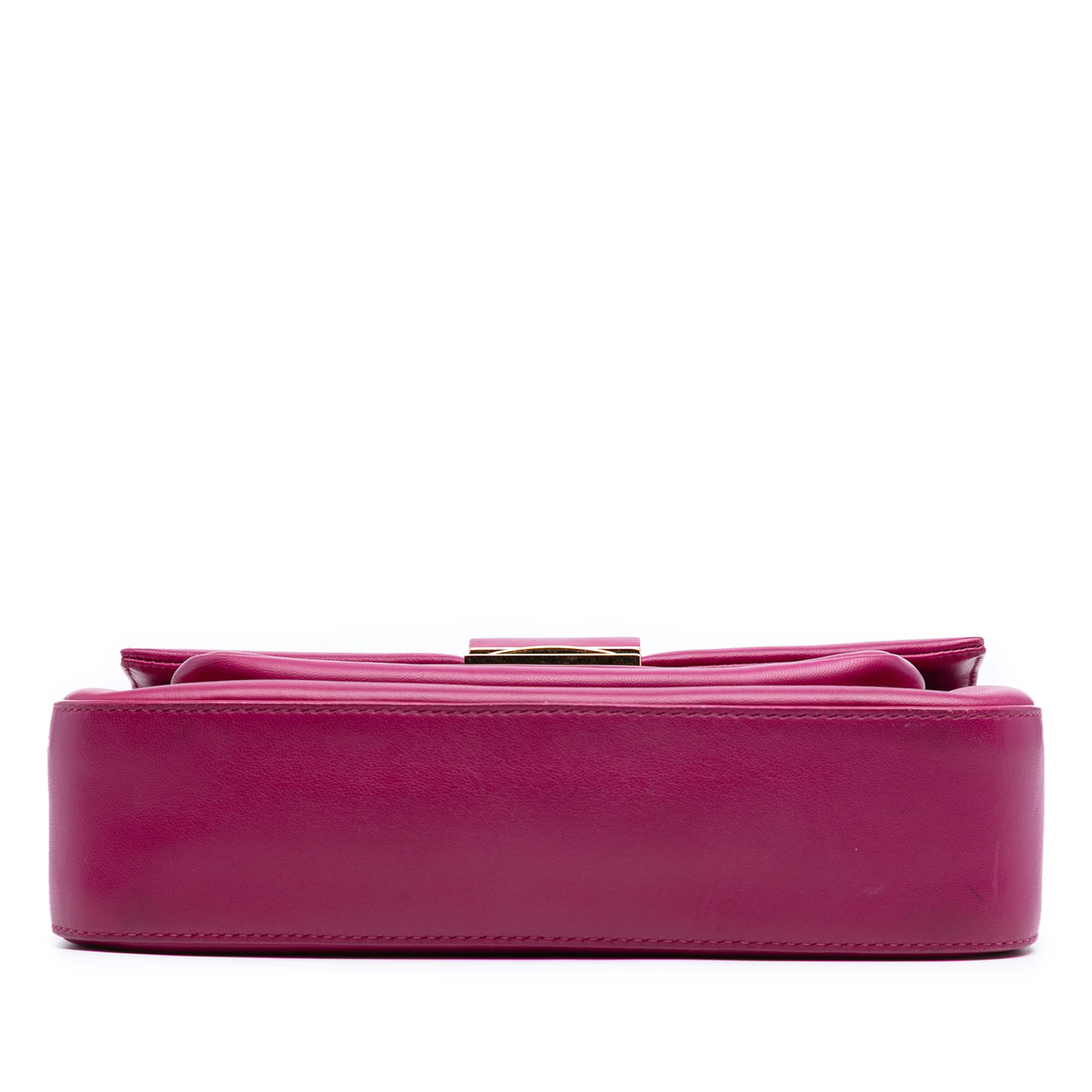 Fendi Nappa Be Baguette Crossbody, från Luxclusif, i färgen dark pink. Klicka för att öppna bilden i stort format