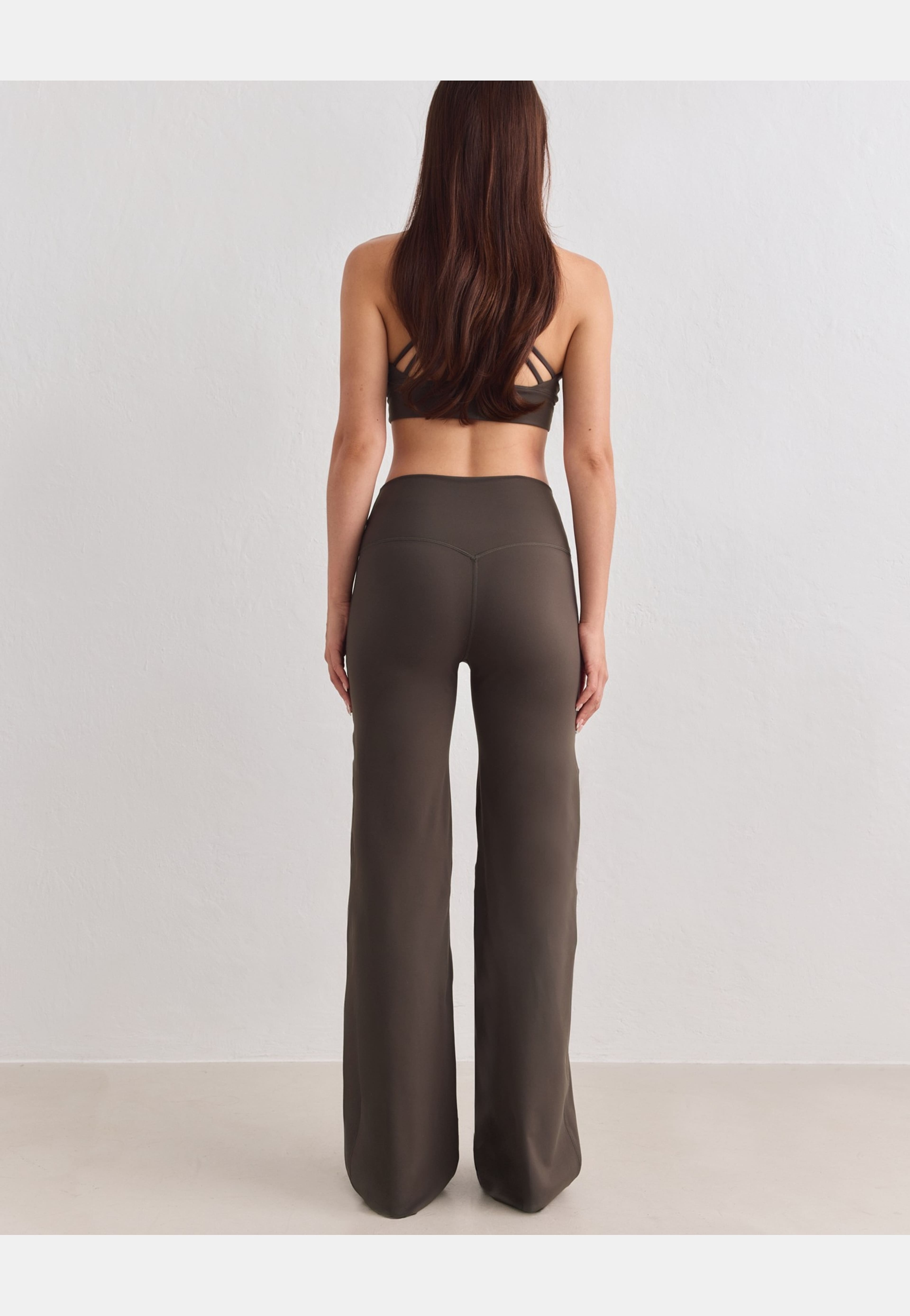 Sense Straight Leg Petite Tights, från aim'n, i färgen dark ivy. Klicka för att öppna bilden i stort format