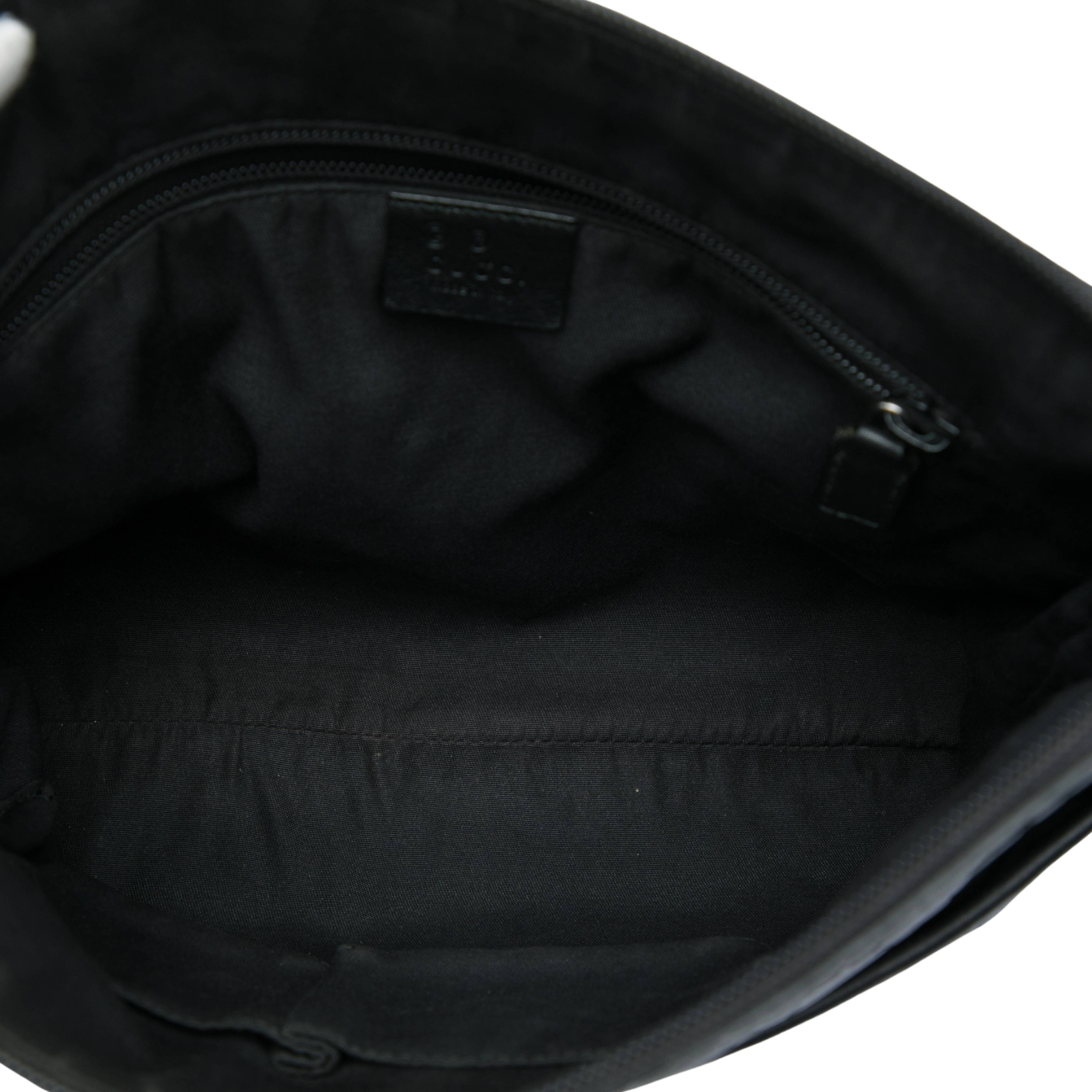 Gucci Guccissima Flat Messenger Bag, från Luxclusif, i färgen svart. Klicka för att öppna bilden i stort format
