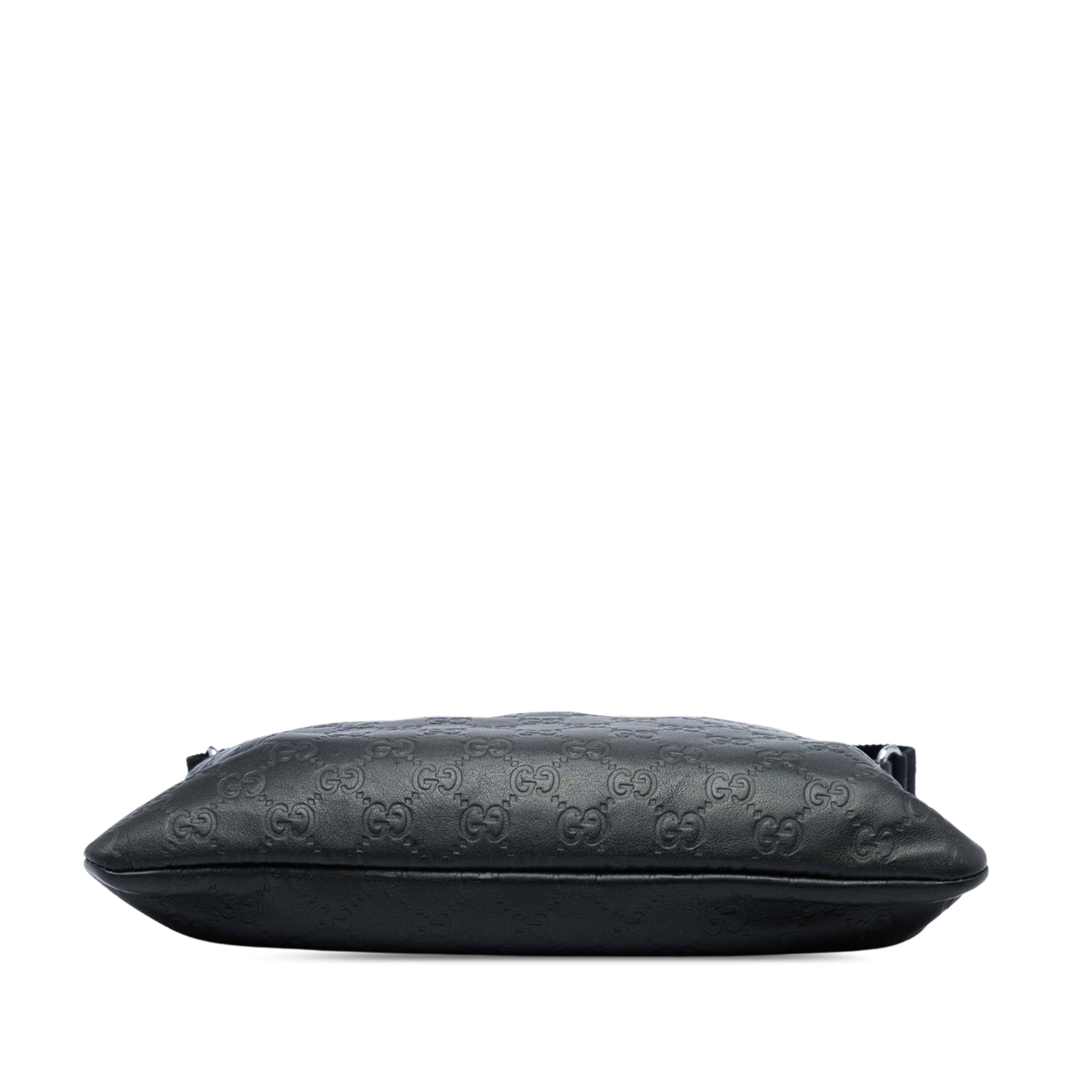 Gucci Guccissima Flat Messenger Bag, från Luxclusif, i färgen svart. Klicka för att öppna bilden i stort format