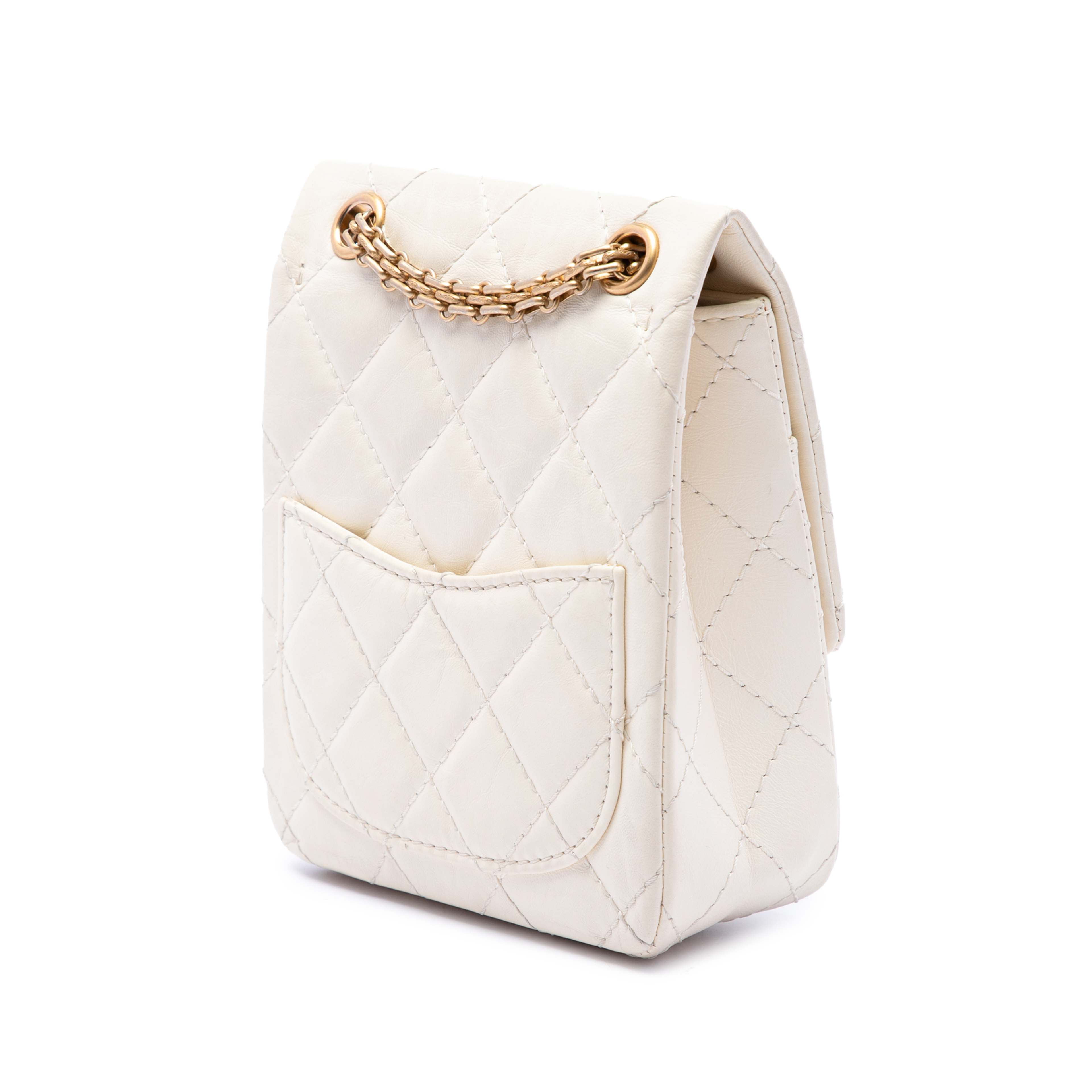 Chanel Mini Quilted Aged Calfskin 2.55 Reissue North South Flap, från Luxclusif, i färgen vit. Klicka för att öppna bilden i stort format