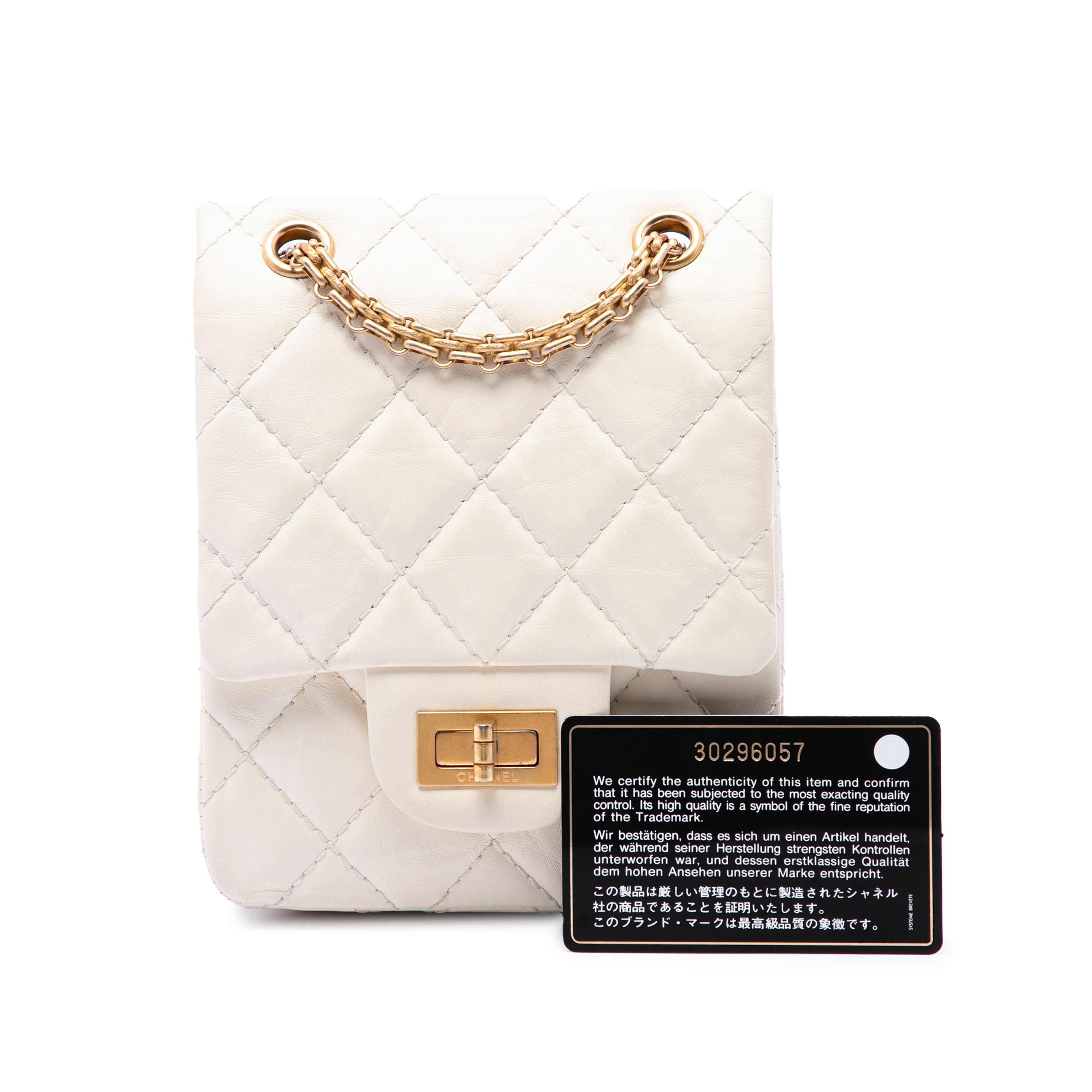 Chanel Mini Quilted Aged Calfskin 2.55 Reissue North South Flap, från Luxclusif, i färgen vit. Klicka för att öppna bilden i stort format