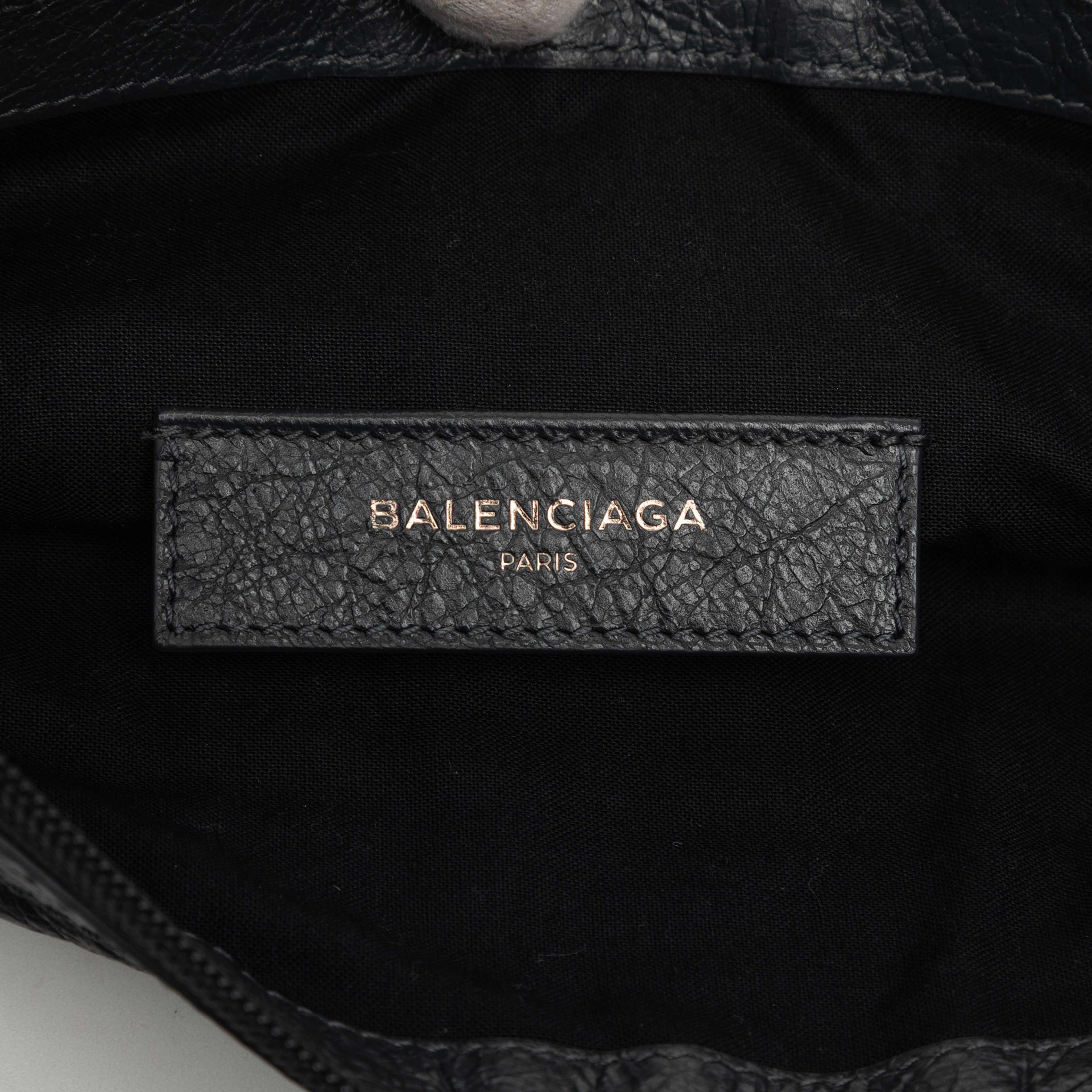 Balenciaga Lambskin Motocross Classic Clip Clutch, från Luxclusif, i färgen black. Klicka för att öppna bilden i stort format