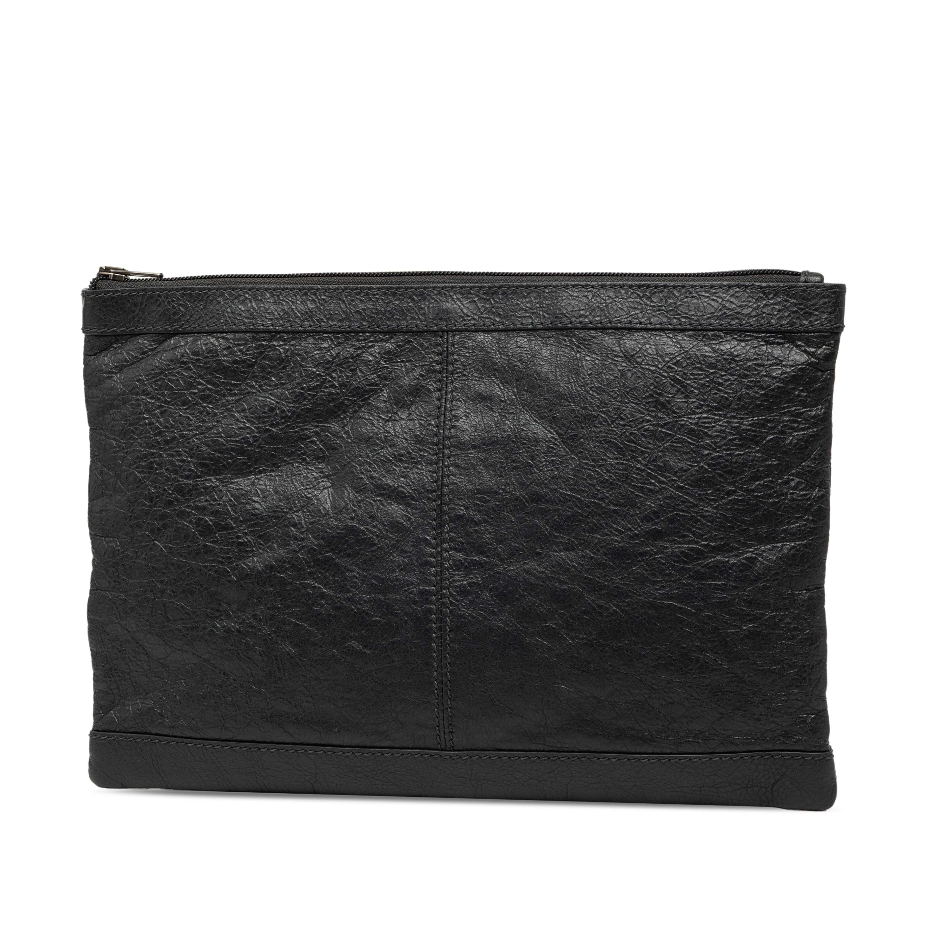 Balenciaga Lambskin Motocross Classic Clip Clutch, från Luxclusif, i färgen black. Klicka för att öppna bilden i stort format