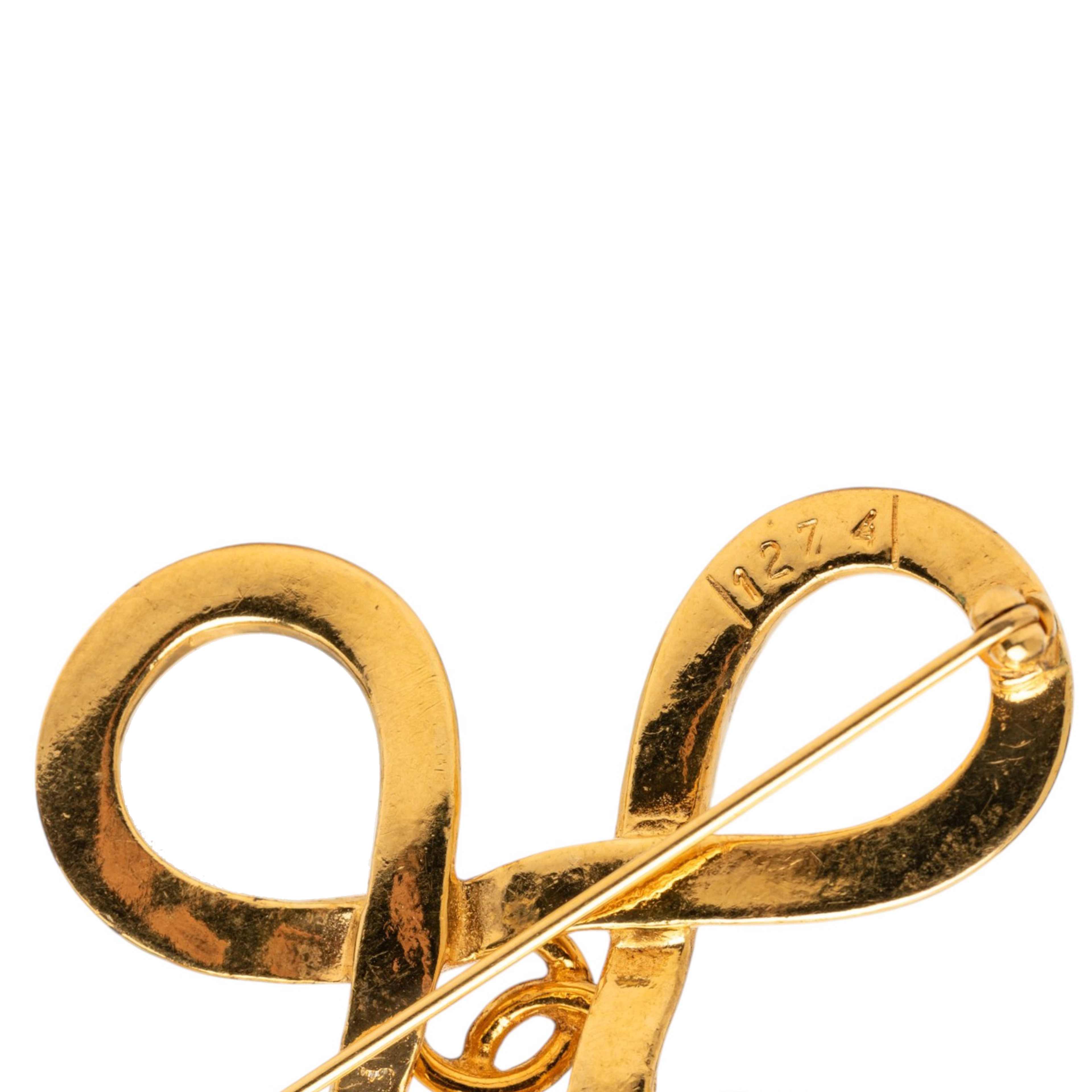 Chanel Cc Gold Plated Infinity Brooch, från Luxclusif, i färgen gold. Klicka för att öppna bilden i stort format