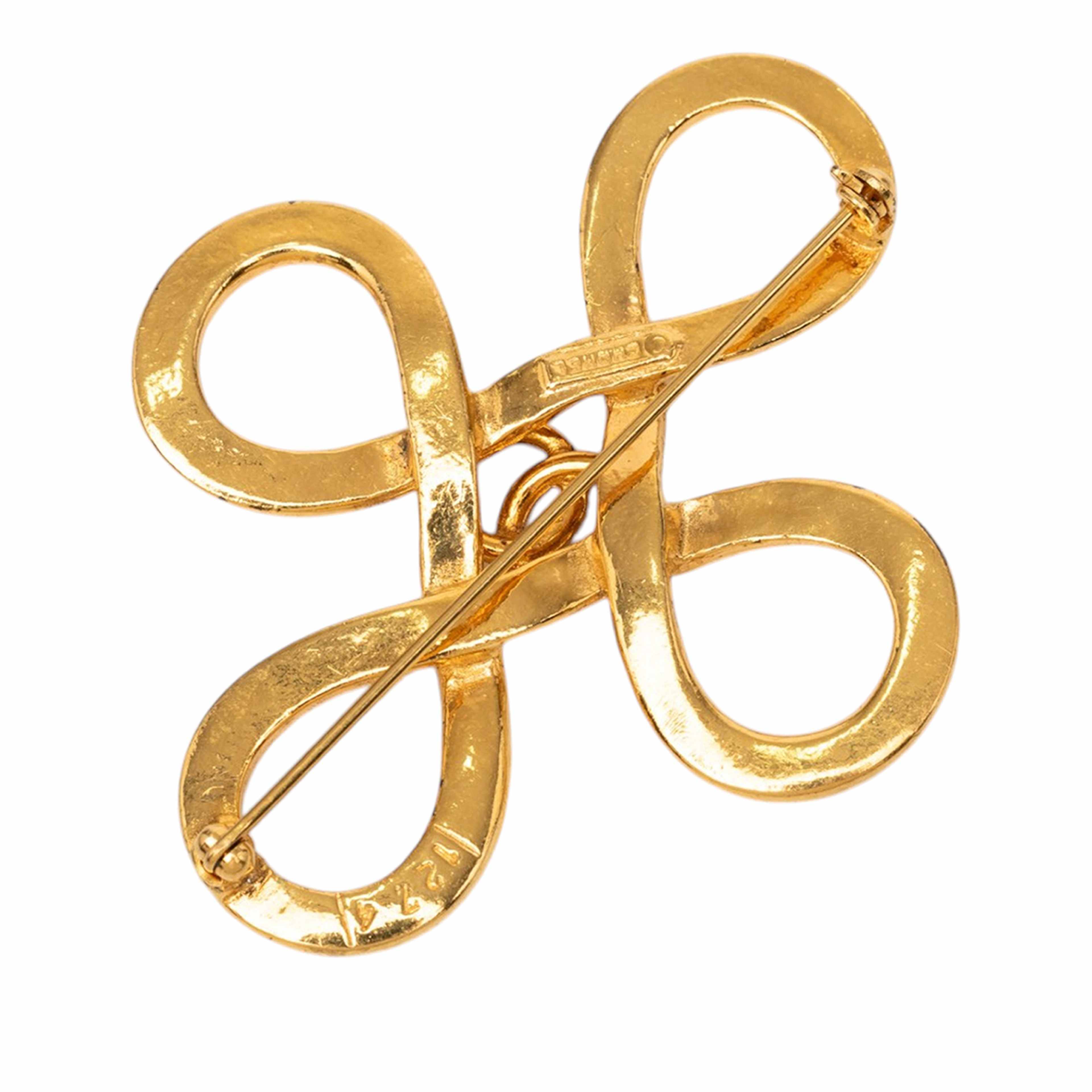 Chanel Cc Gold Plated Infinity Brooch, från Luxclusif, i färgen gold. Klicka för att öppna bilden i stort format