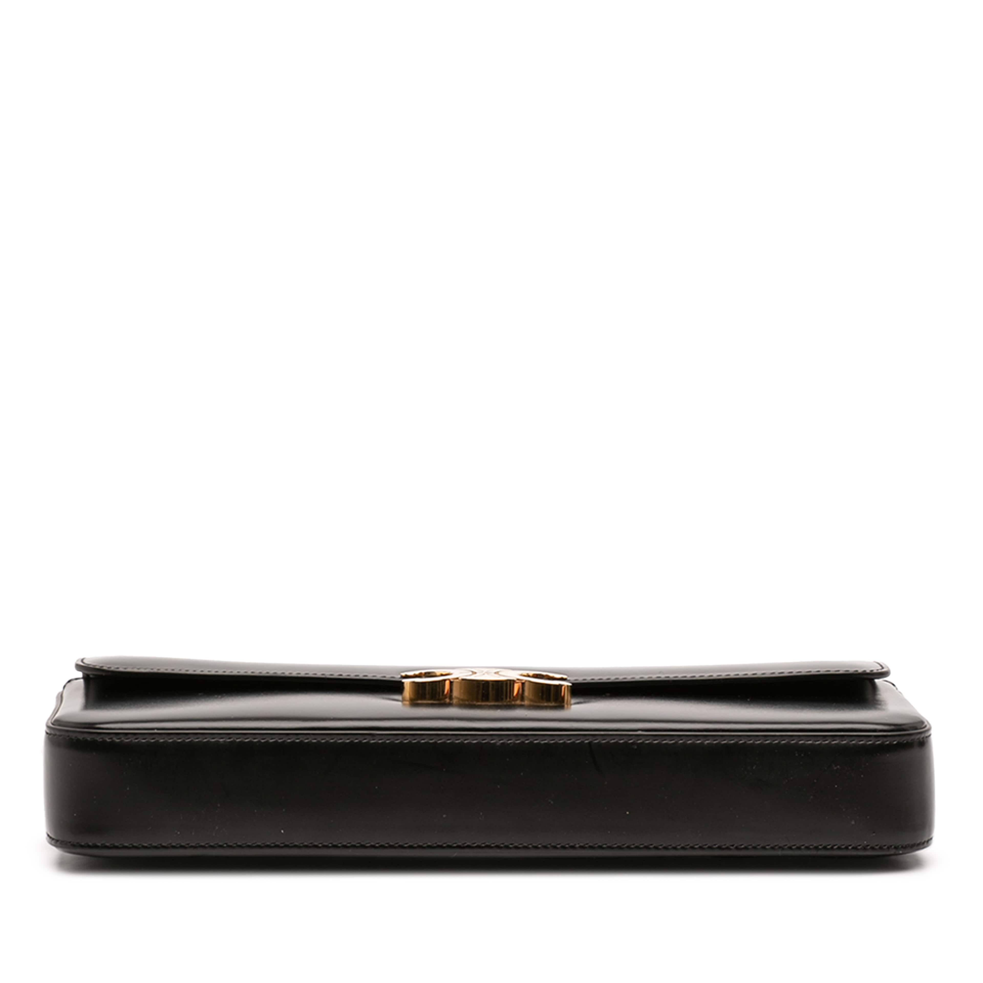 Celine Shiny Calfskin Triomphe Chain Shoulder Bag, från Luxclusif, i färgen black. Klicka för att öppna bilden i stort format