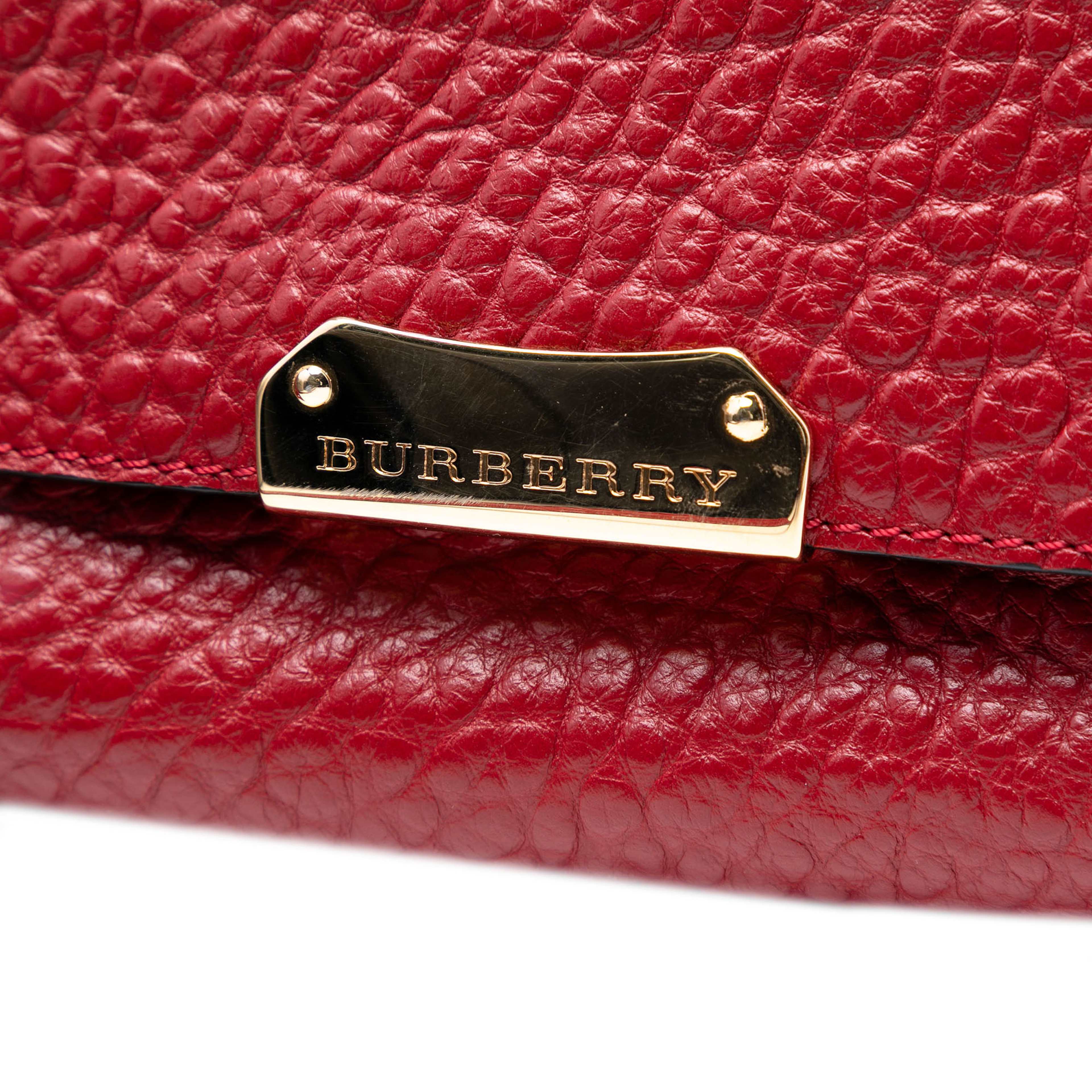 Burberry Embossed Grained Leather Langley Crossbody, från Luxclusif, i färgen red. Klicka för att öppna bilden i stort format
