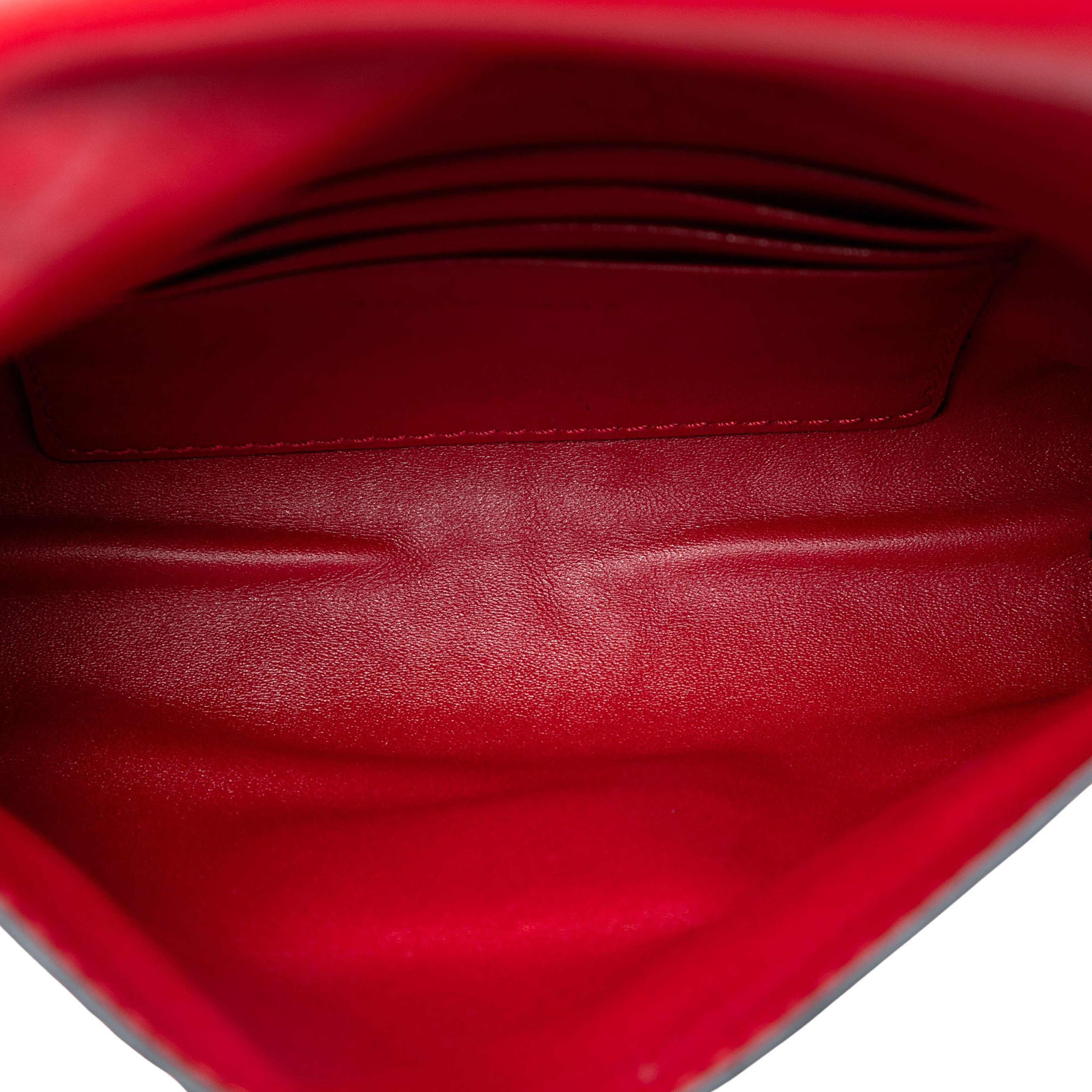 Burberry Embossed Grained Leather Langley Crossbody, från Luxclusif, i färgen red. Klicka för att öppna bilden i stort format