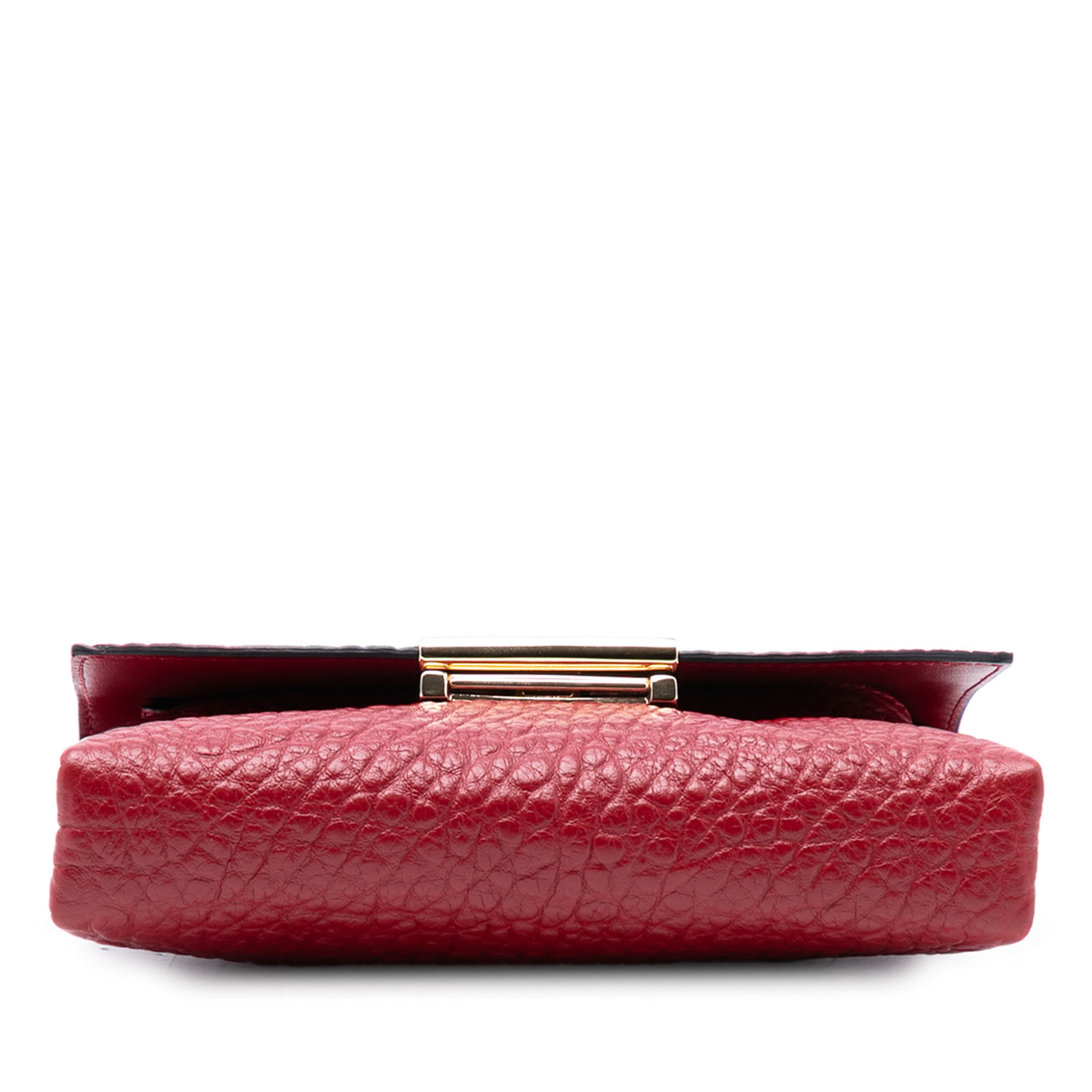 Burberry Embossed Grained Leather Langley Crossbody, från Luxclusif, i färgen red. Klicka för att öppna bilden i stort format