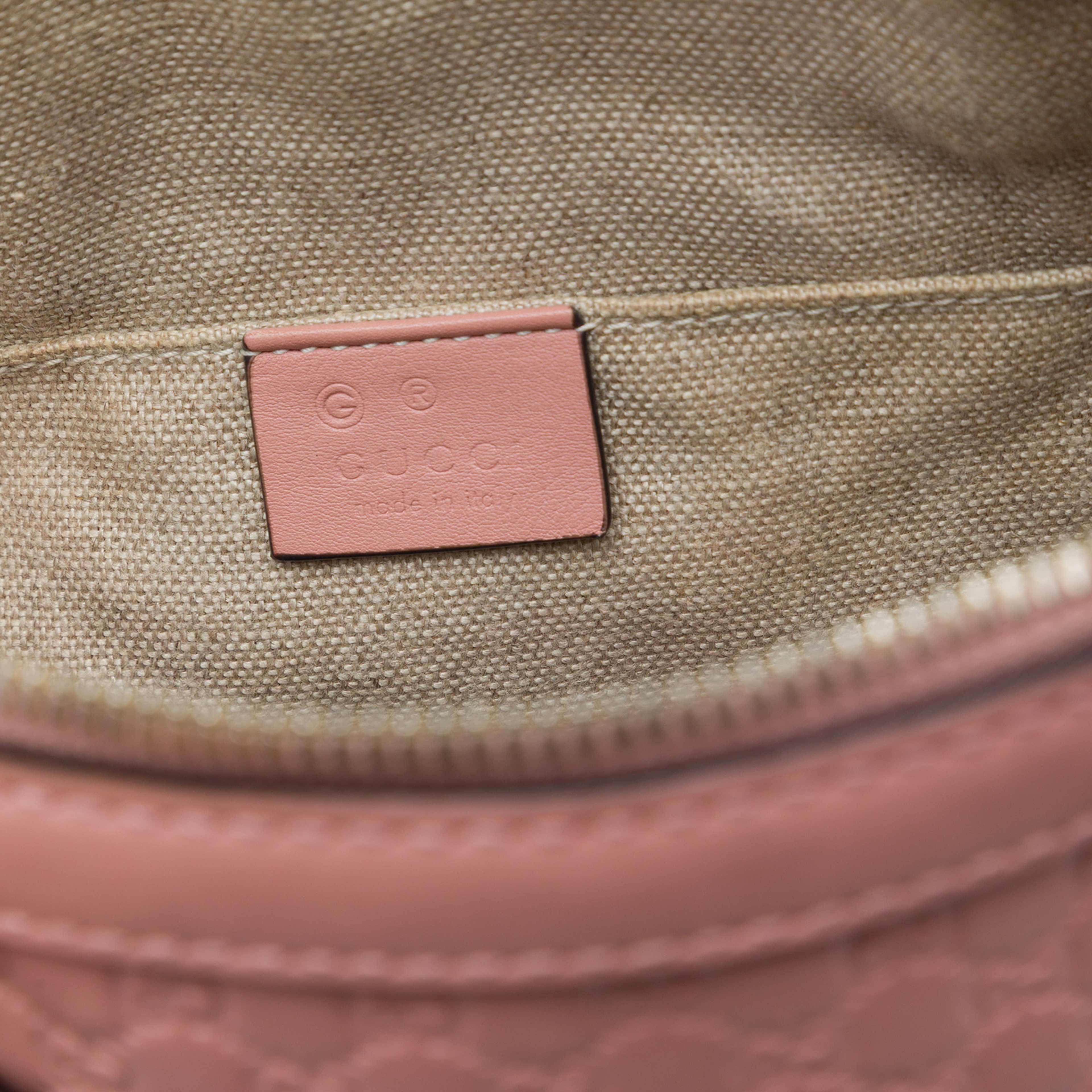 Gucci Mini Microguccissima Dome Satchel, från Luxclusif, i färgen rosa. Klicka för att öppna bilden i stort format