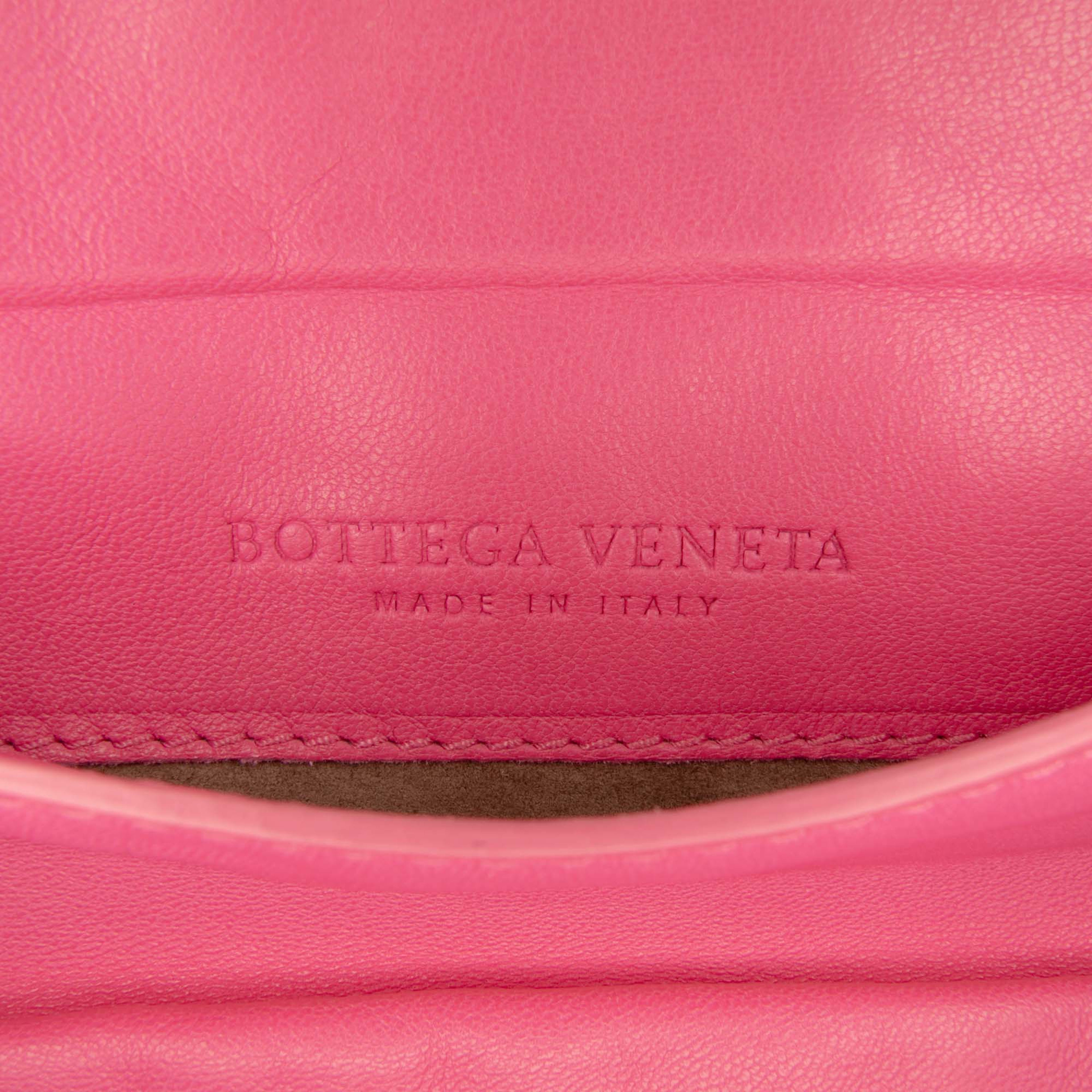 Bottega Veneta Mini Nappa Intrecciato Expandable Chain Flap Crossbody, från Luxclusif, i färgen hot pink. Klicka för att öppna bilden i stort format
