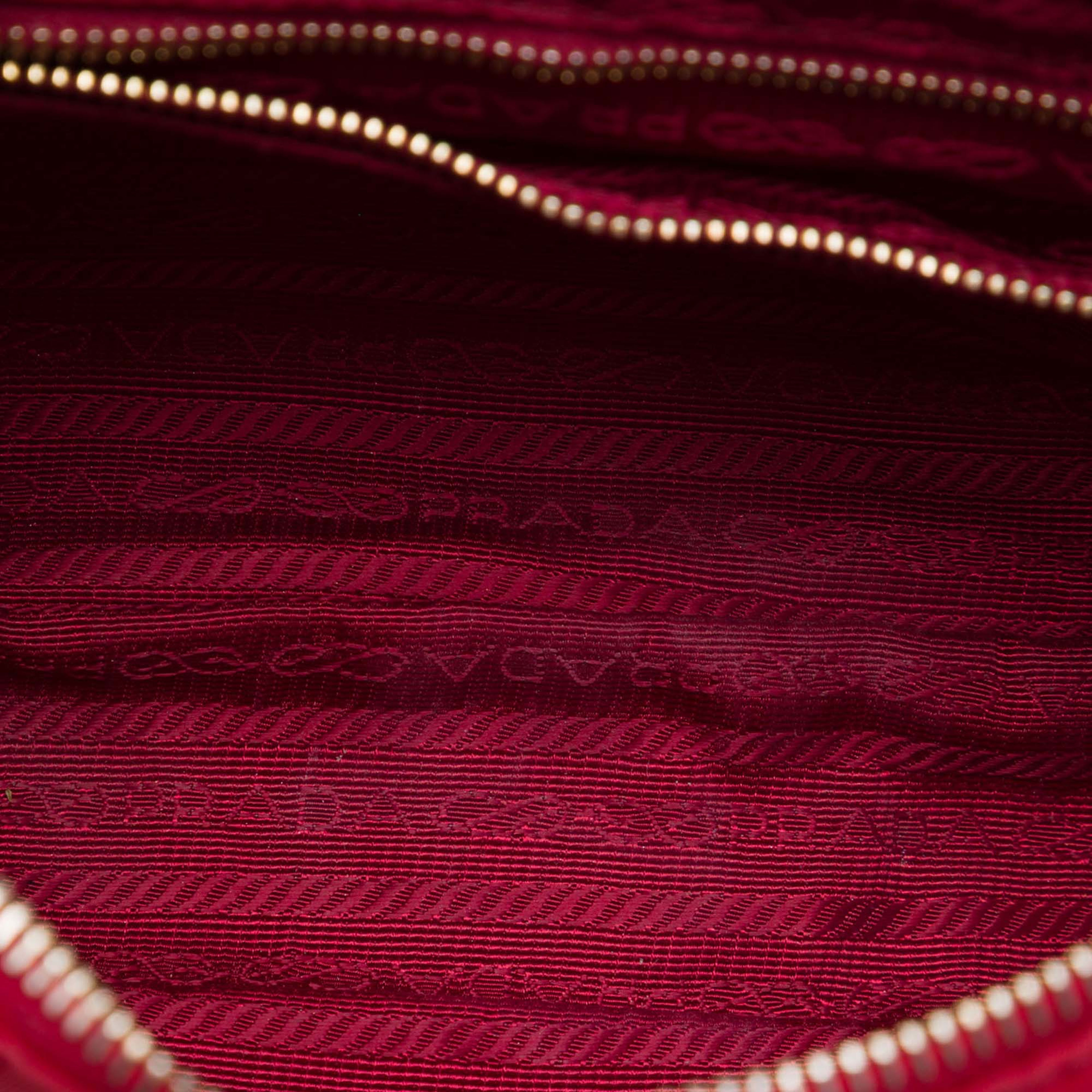 Prada Saffiano Trimmed Tessuto Chain Crossbody, från Luxclusif, i färgen röd. Klicka för att öppna bilden i stort format