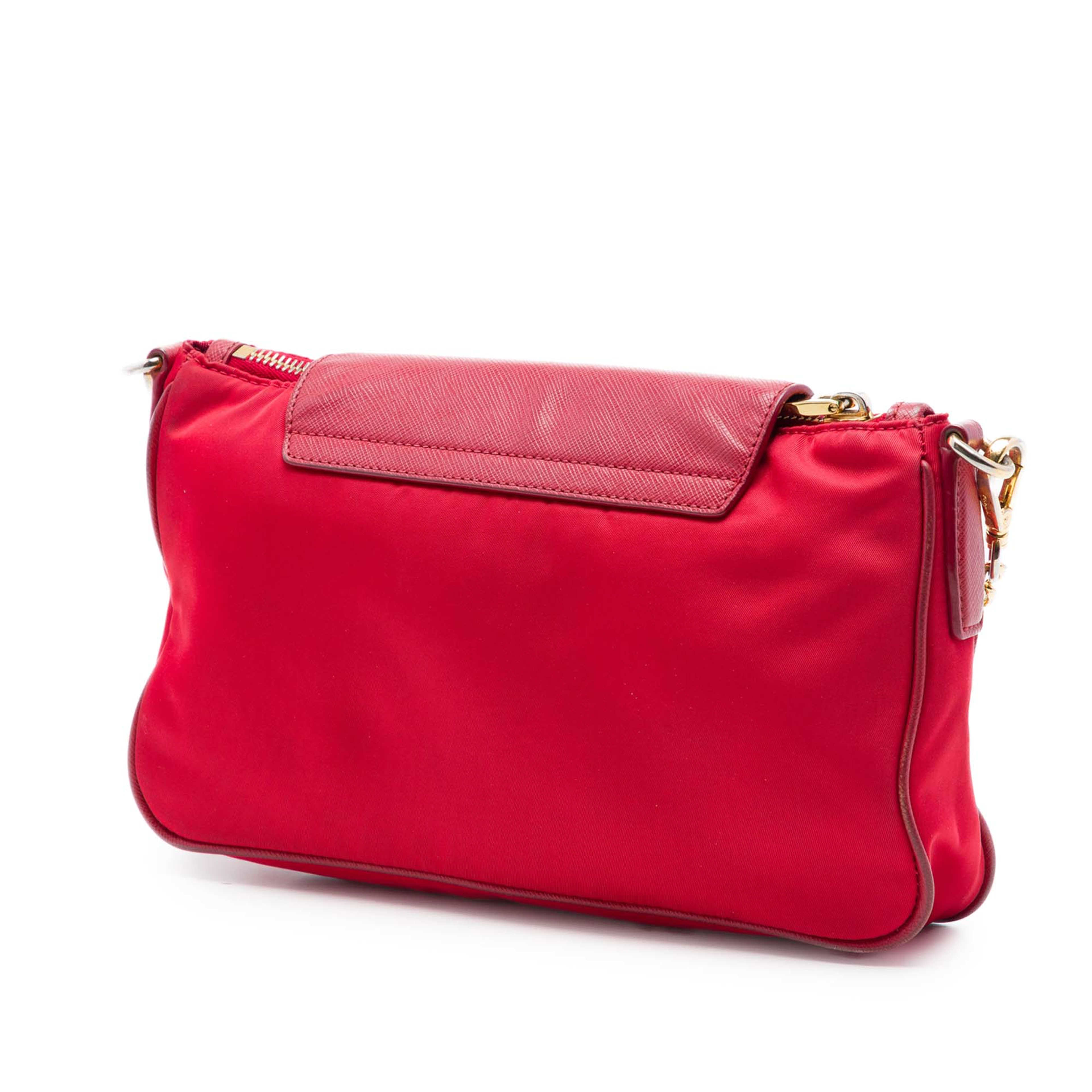 Prada Saffiano Trimmed Tessuto Chain Crossbody, från Luxclusif, i färgen röd. Klicka för att öppna bilden i stort format