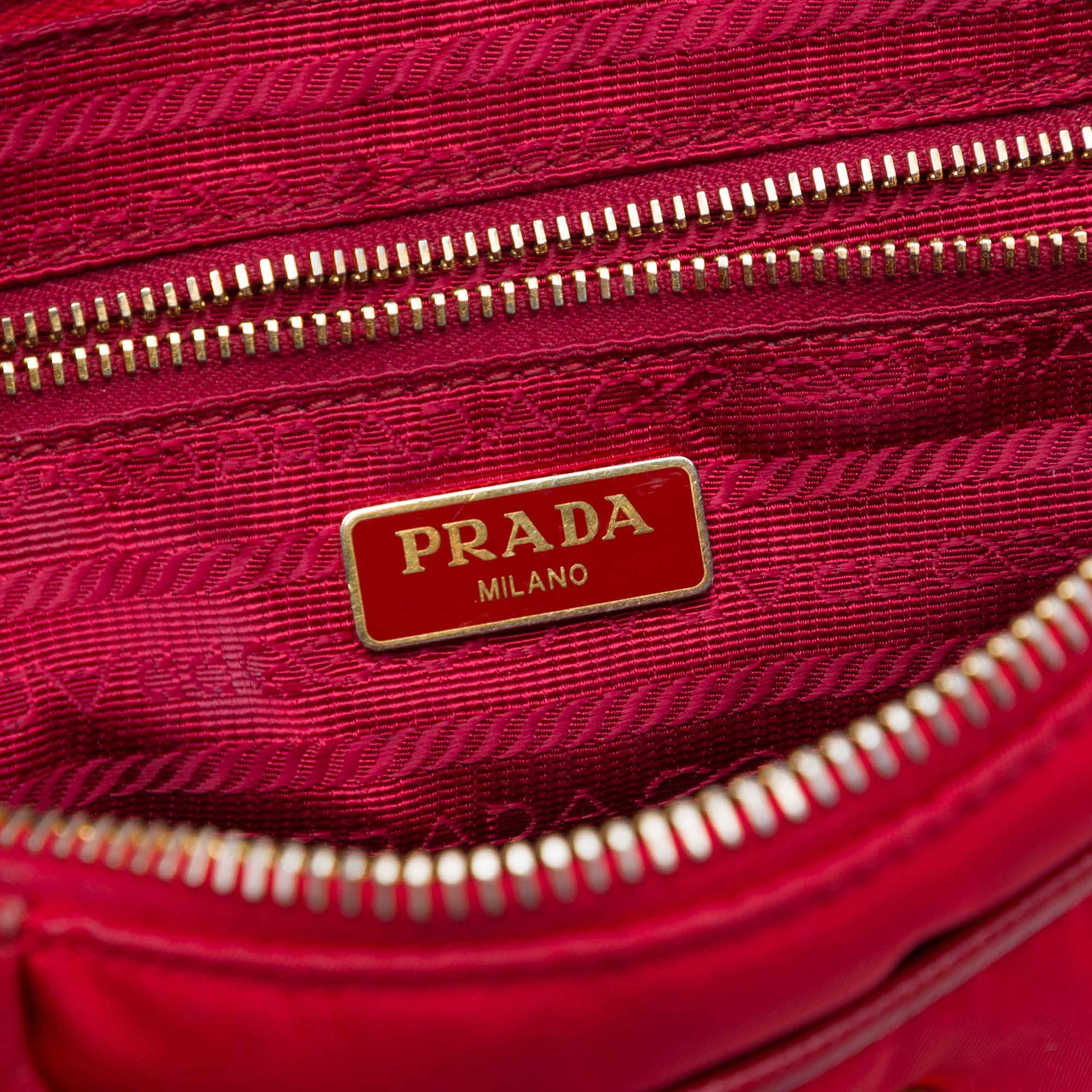Prada Saffiano Trimmed Tessuto Chain Crossbody, från Luxclusif, i färgen röd. Klicka för att öppna bilden i stort format