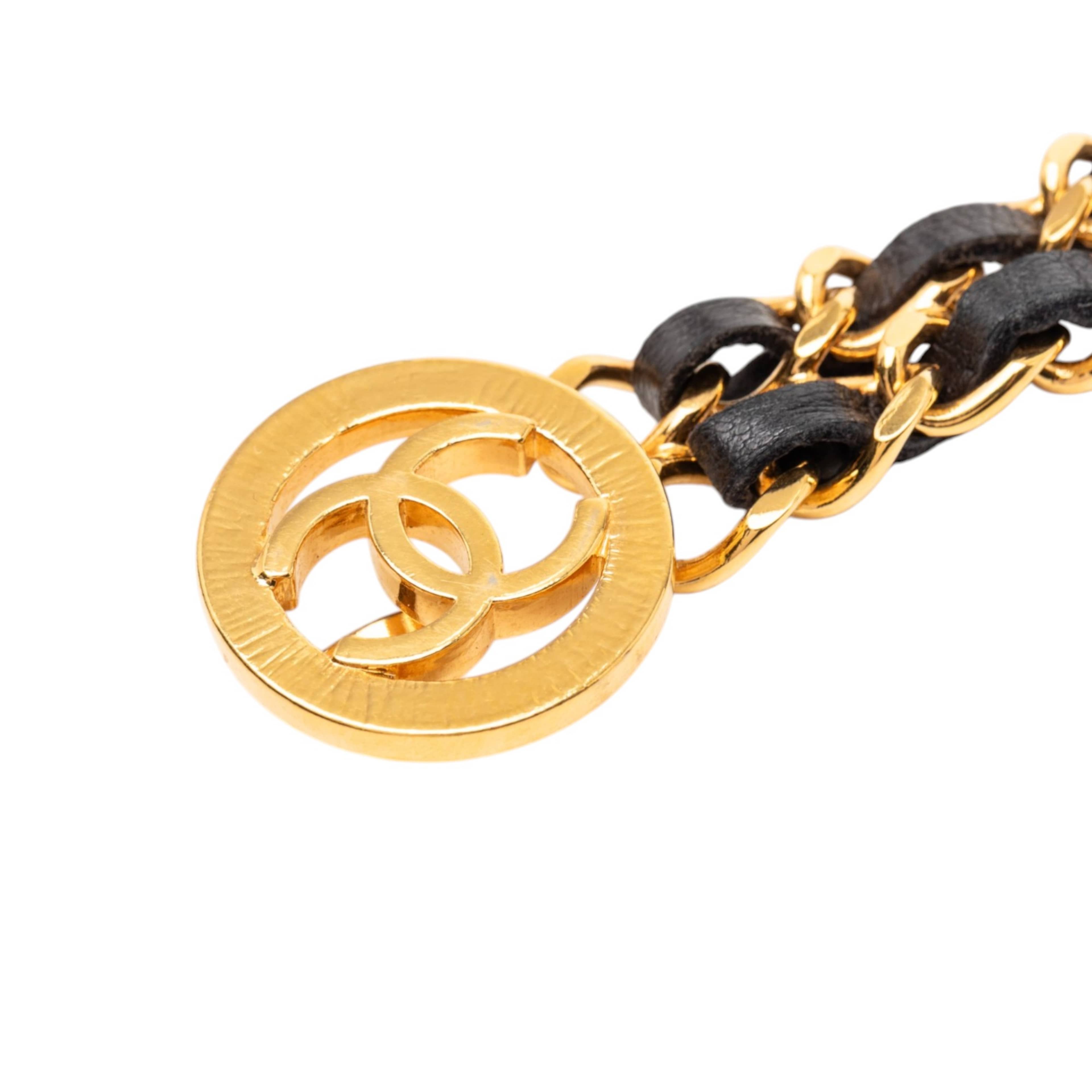 Chanel Gold Plated Leather Woven Medallion Chain Belt, från Luxclusif, i färgen gold. Klicka för att öppna bilden i stort format