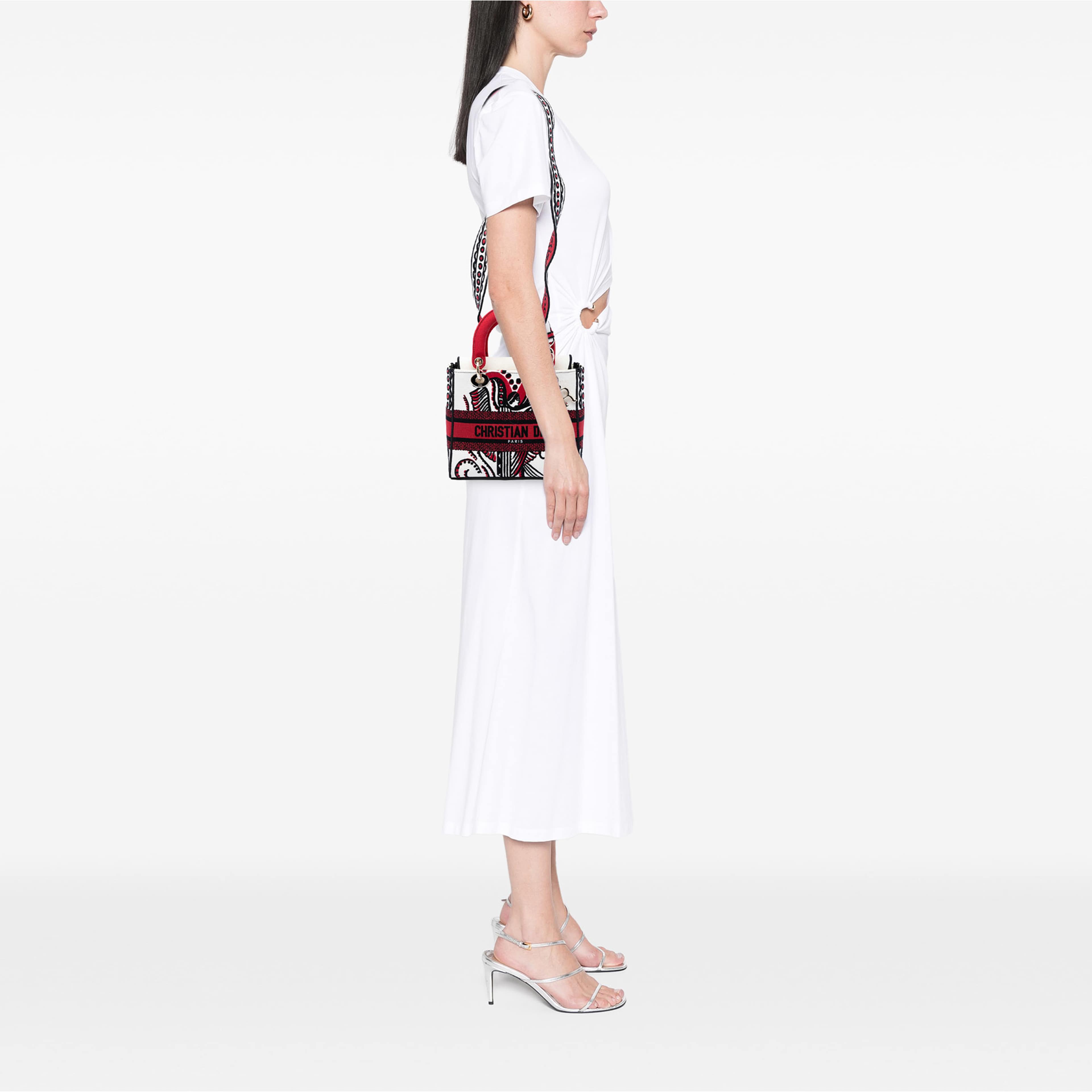 Dior Medium Embroidered Canvas Cupidon Lady D Lite, från Luxclusif, i färgen vit. Klicka för att öppna bilden i stort format