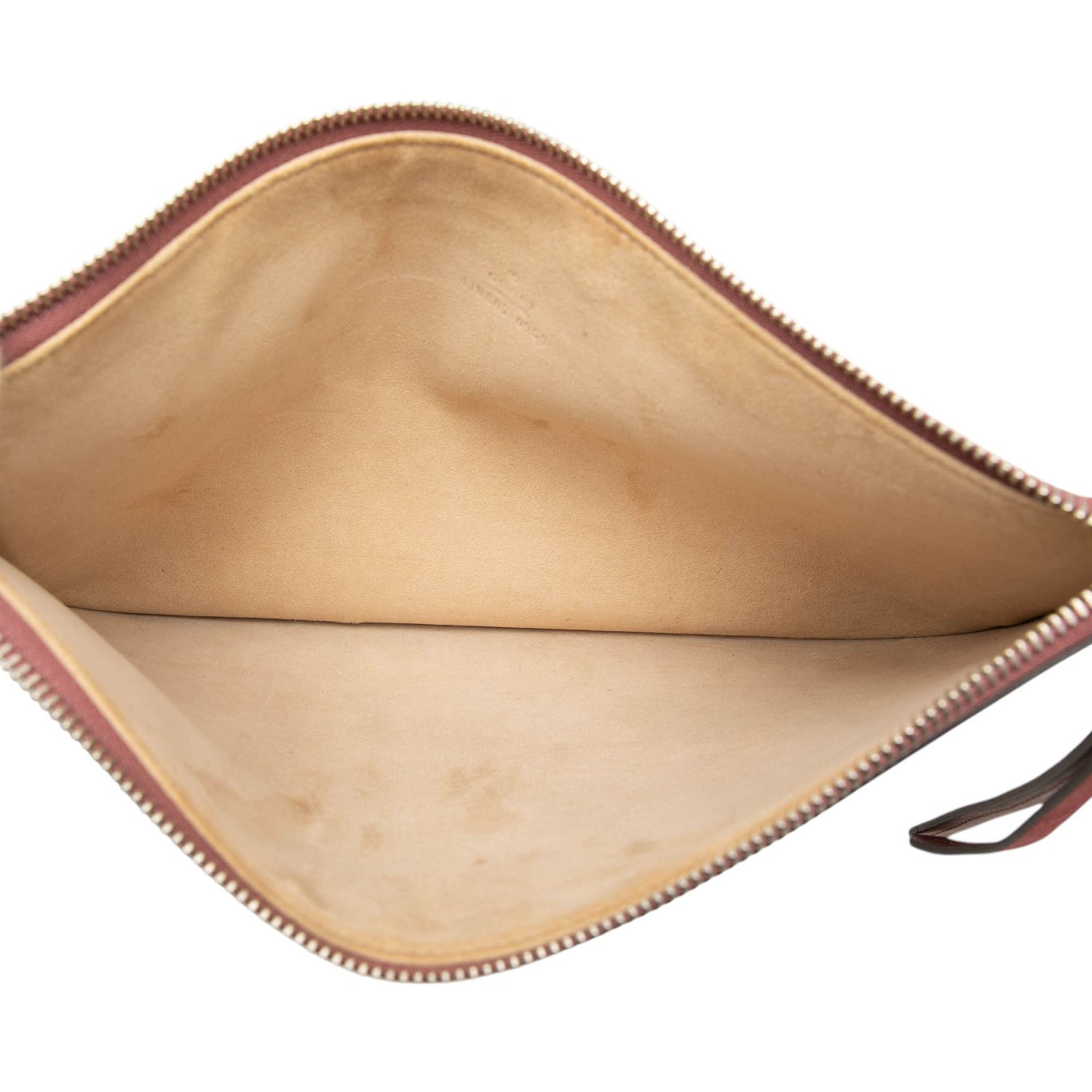 Gucci Gg Supreme Blooms Clutch, från Luxclusif, i färgen beige. Klicka för att öppna bilden i stort format