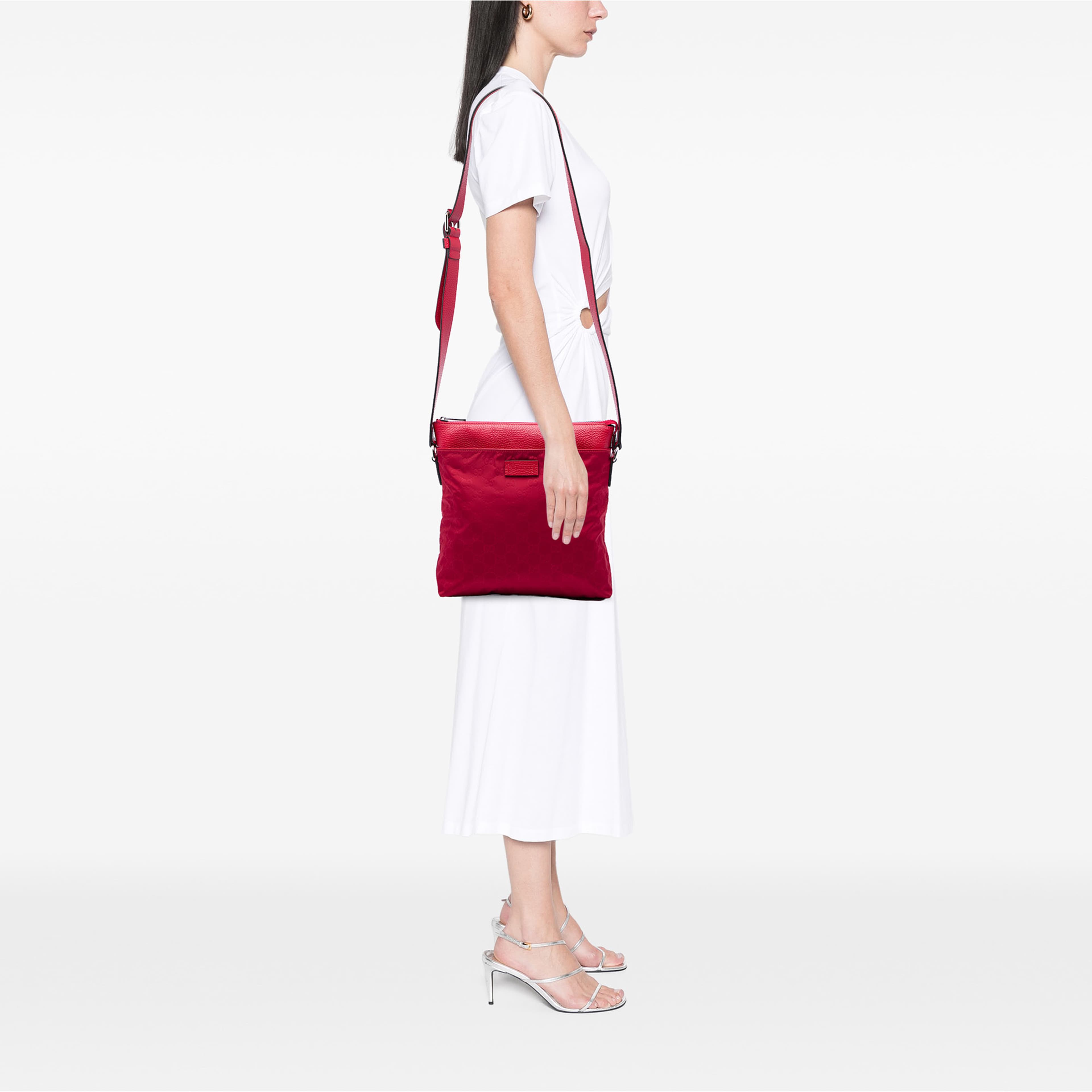 Gucci Gg Nylon Flat Messenger Bag, från Luxclusif, i färgen röd. Klicka för att öppna bilden i stort format