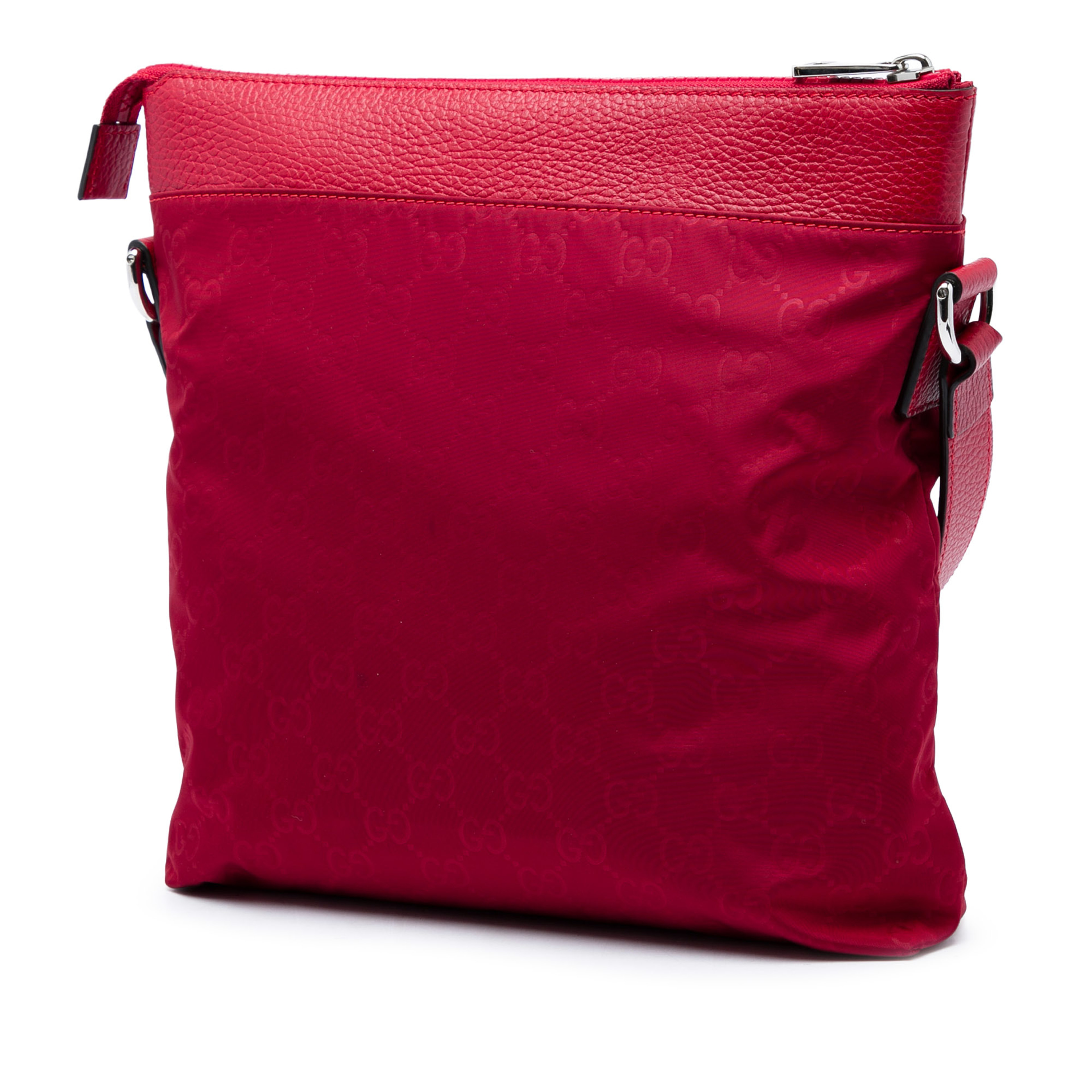 Gucci Gg Nylon Flat Messenger Bag, från Luxclusif, i färgen röd. Klicka för att öppna bilden i stort format