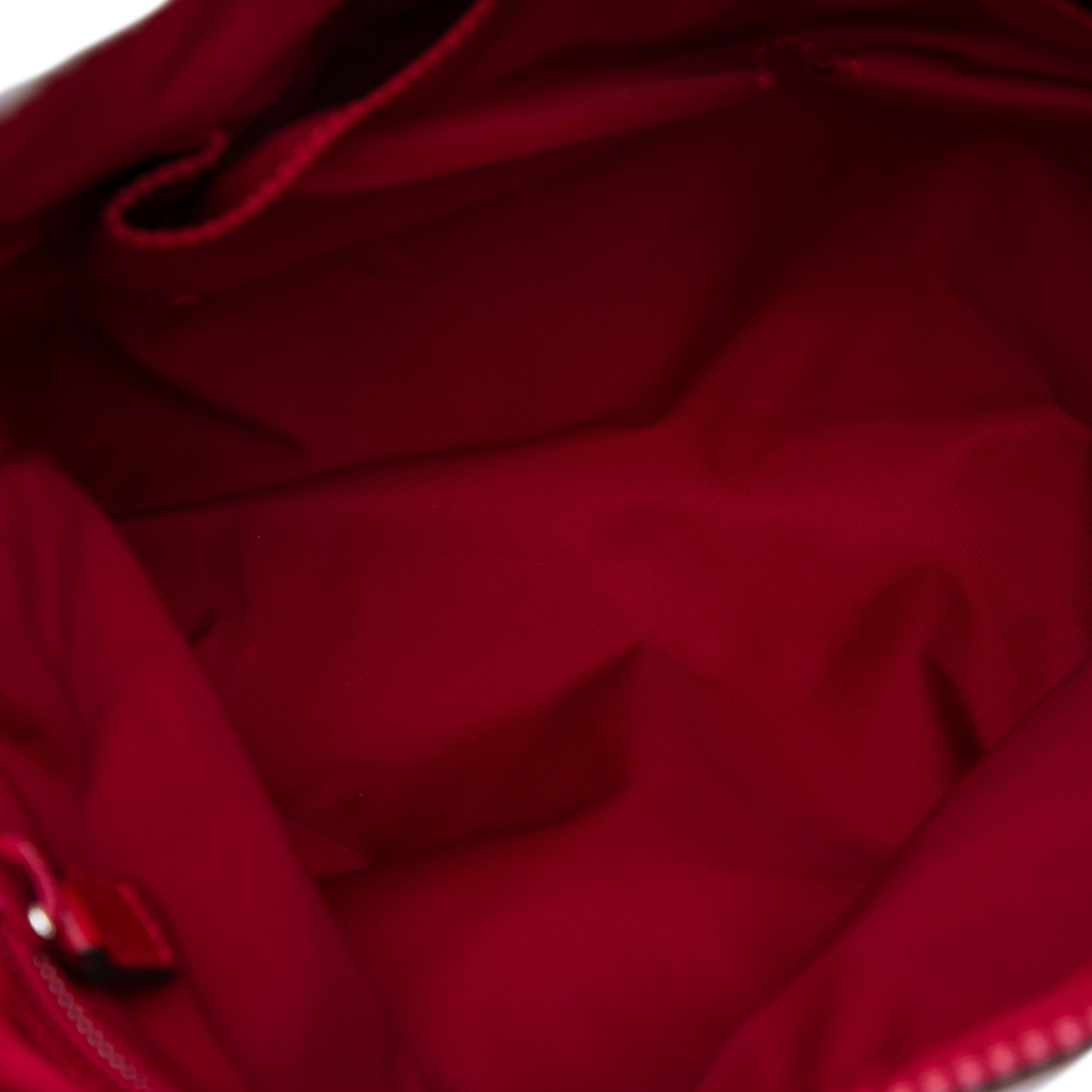 Gucci Gg Nylon Flat Messenger Bag, från Luxclusif, i färgen röd. Klicka för att öppna bilden i stort format